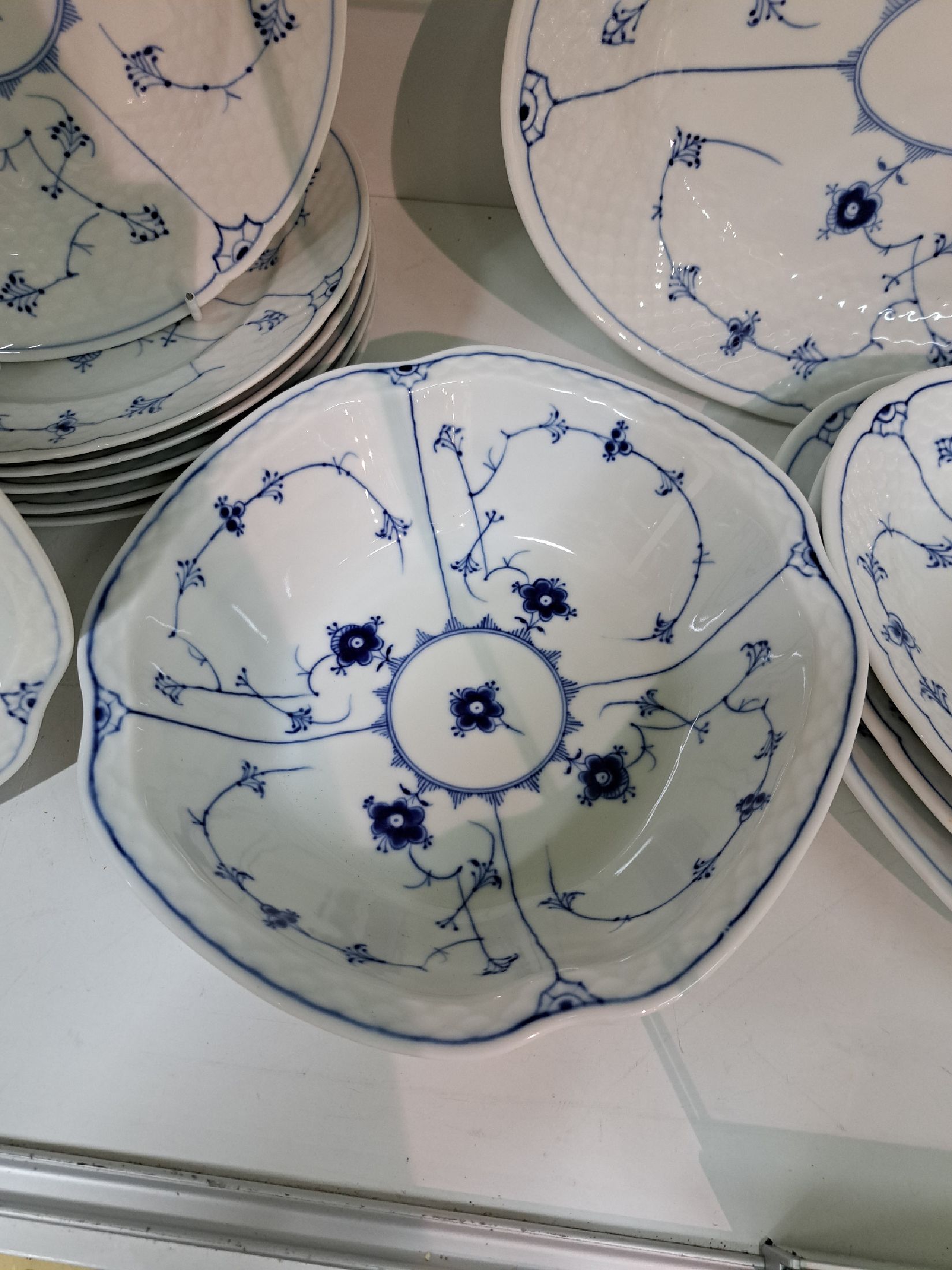 Detail l: Umfangreiches Tafelservice, Bing & Gröndahl, für 12 Personen, 2. H. 20. Jh., Musselmalet, 12 Speiseteller, 12 Suppentassen mit Untertassen, zwei ...