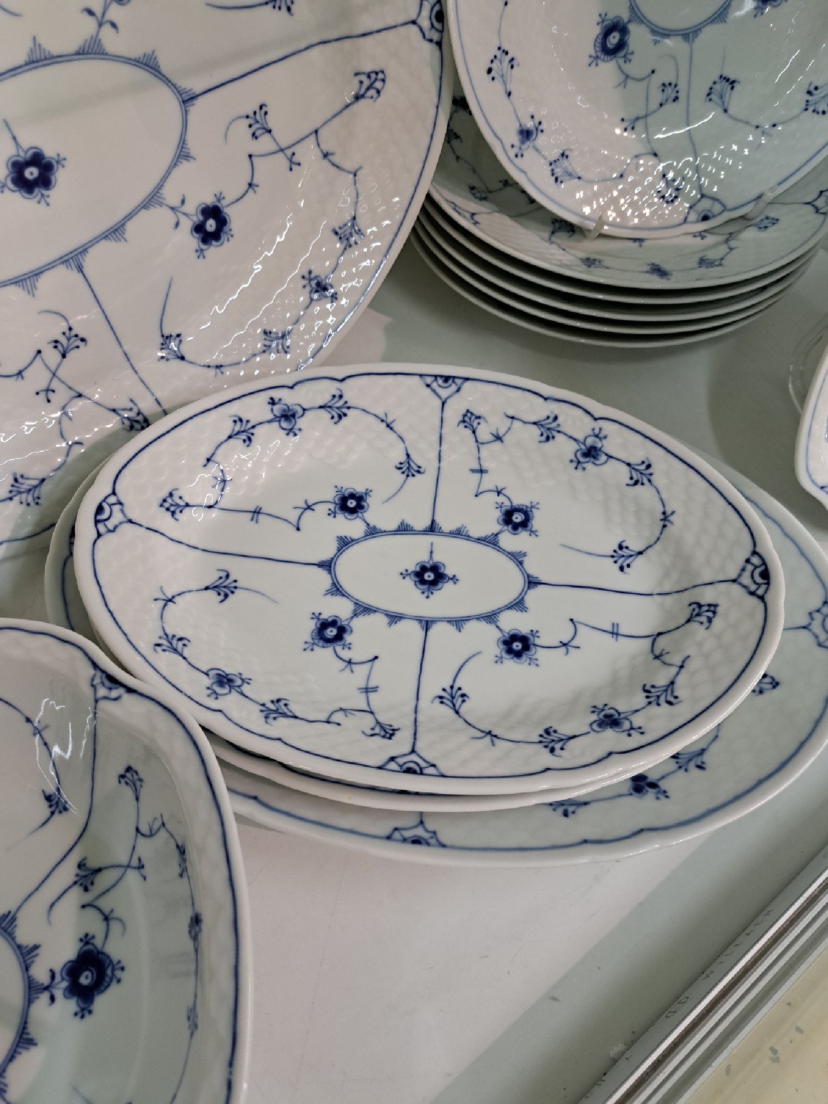 Detail m: Umfangreiches Tafelservice, Bing & Gröndahl, für 12 Personen, 2. H. 20. Jh., Musselmalet, 12 Speiseteller, 12 Suppentassen mit Untertassen, zwei ...