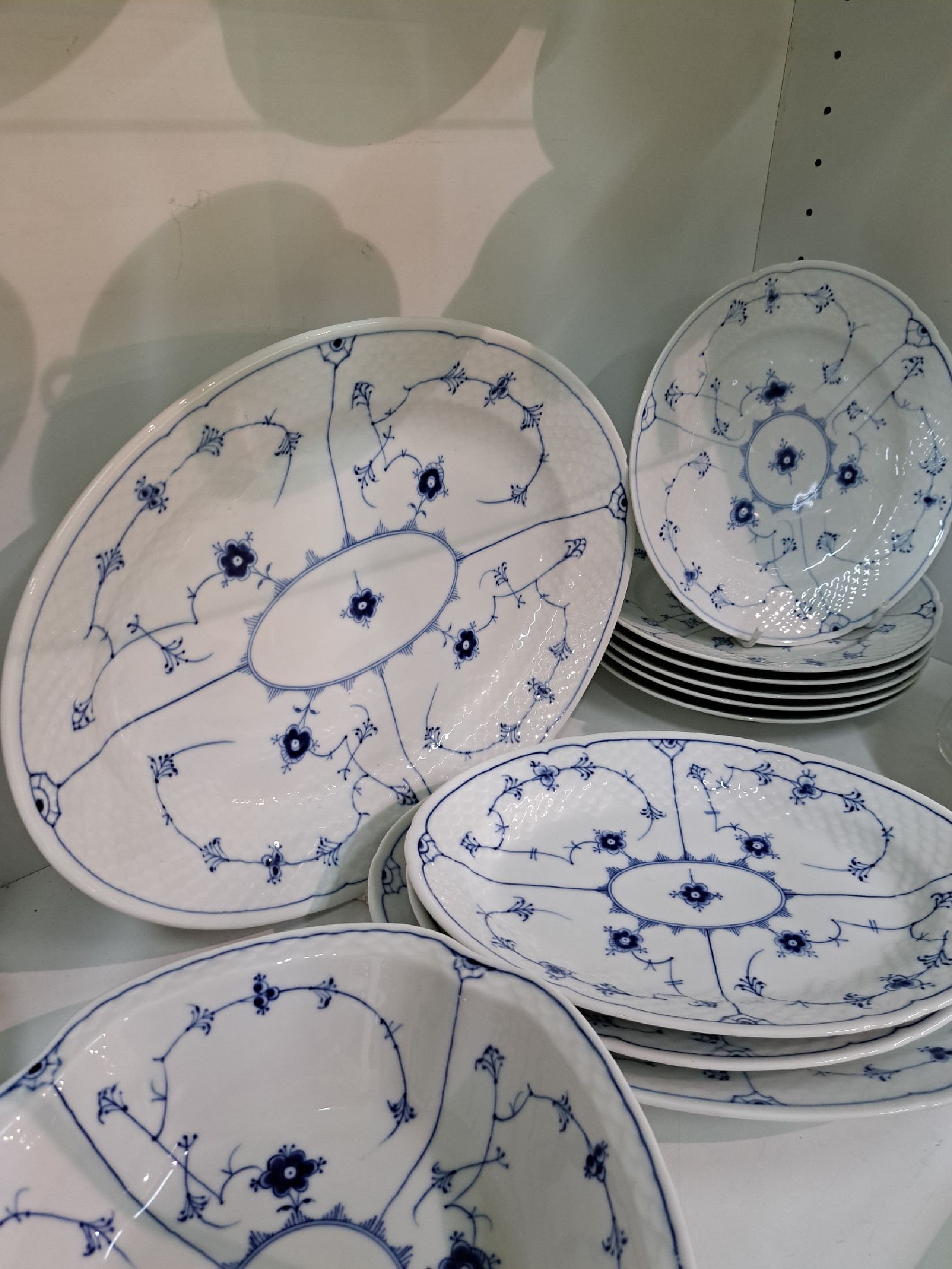 Detail n: Umfangreiches Tafelservice, Bing & Gröndahl, für 12 Personen, 2. H. 20. Jh., Musselmalet, 12 Speiseteller, 12 Suppentassen mit Untertassen, zwei ...