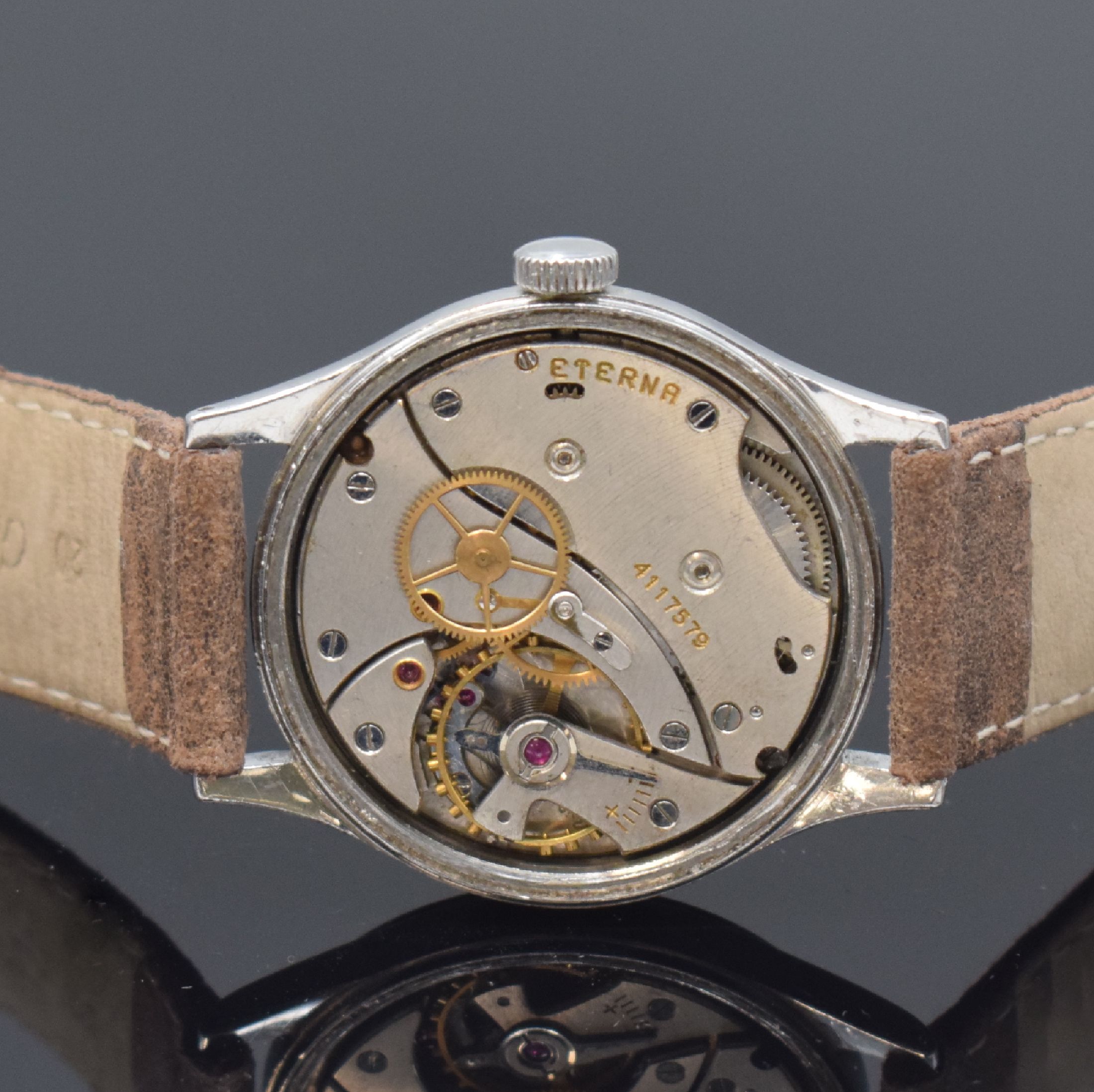 Detail d: ETERNA seltene große Herrenarmbanduhr in Stahl, Schweiz um 1950, Handaufzug, verschr. Geh., silb. Zifferbl. pat., röm. Leucht- zahlen, gold. ...
