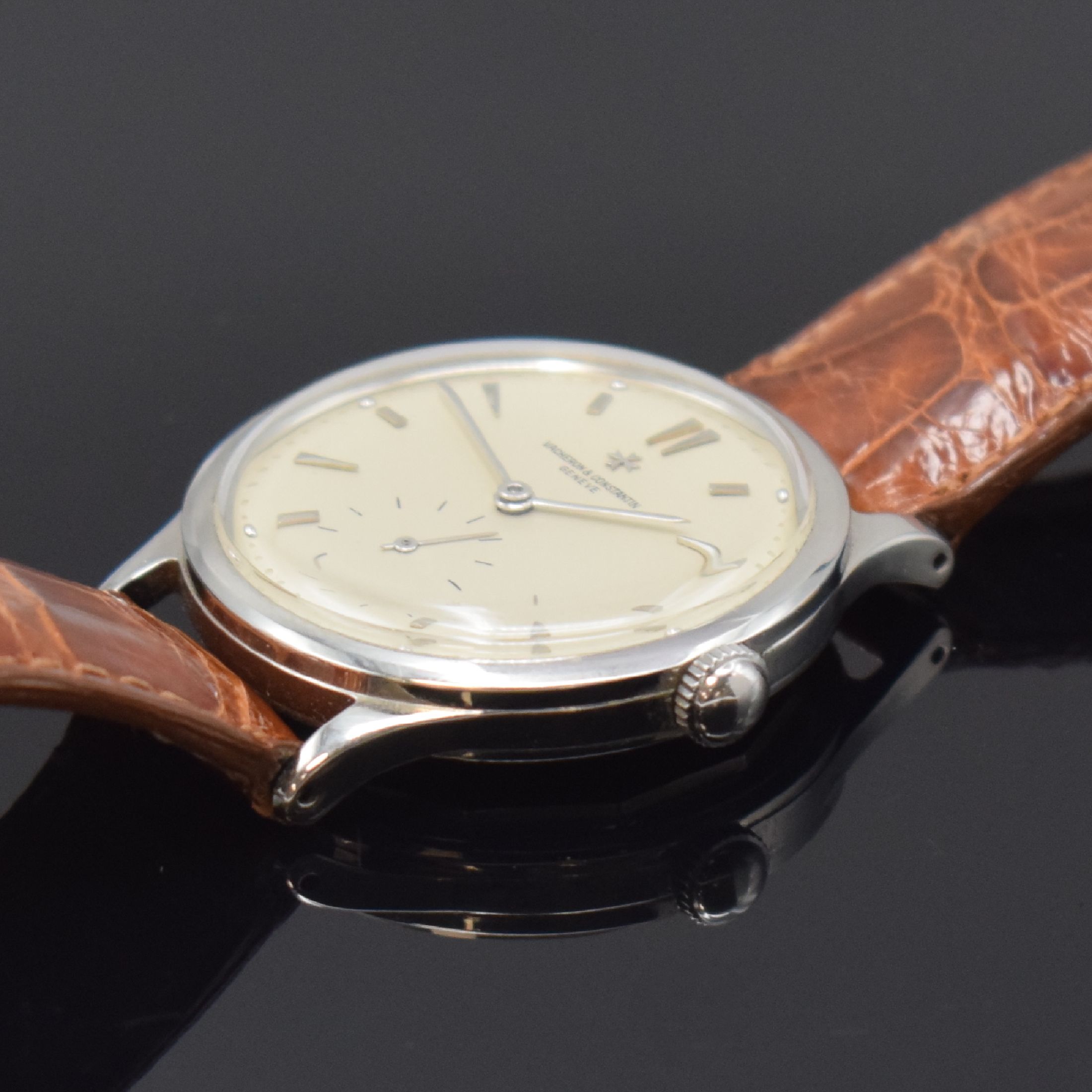 Detail b: VACHERON & CONSTANTIN seltene Herrenarmbanduhr im verschraubten Stahlgehäuse Referenz 4301, Schweiz um 1955, Handaufzug, silb. Zifferbl. m. aufges. ...