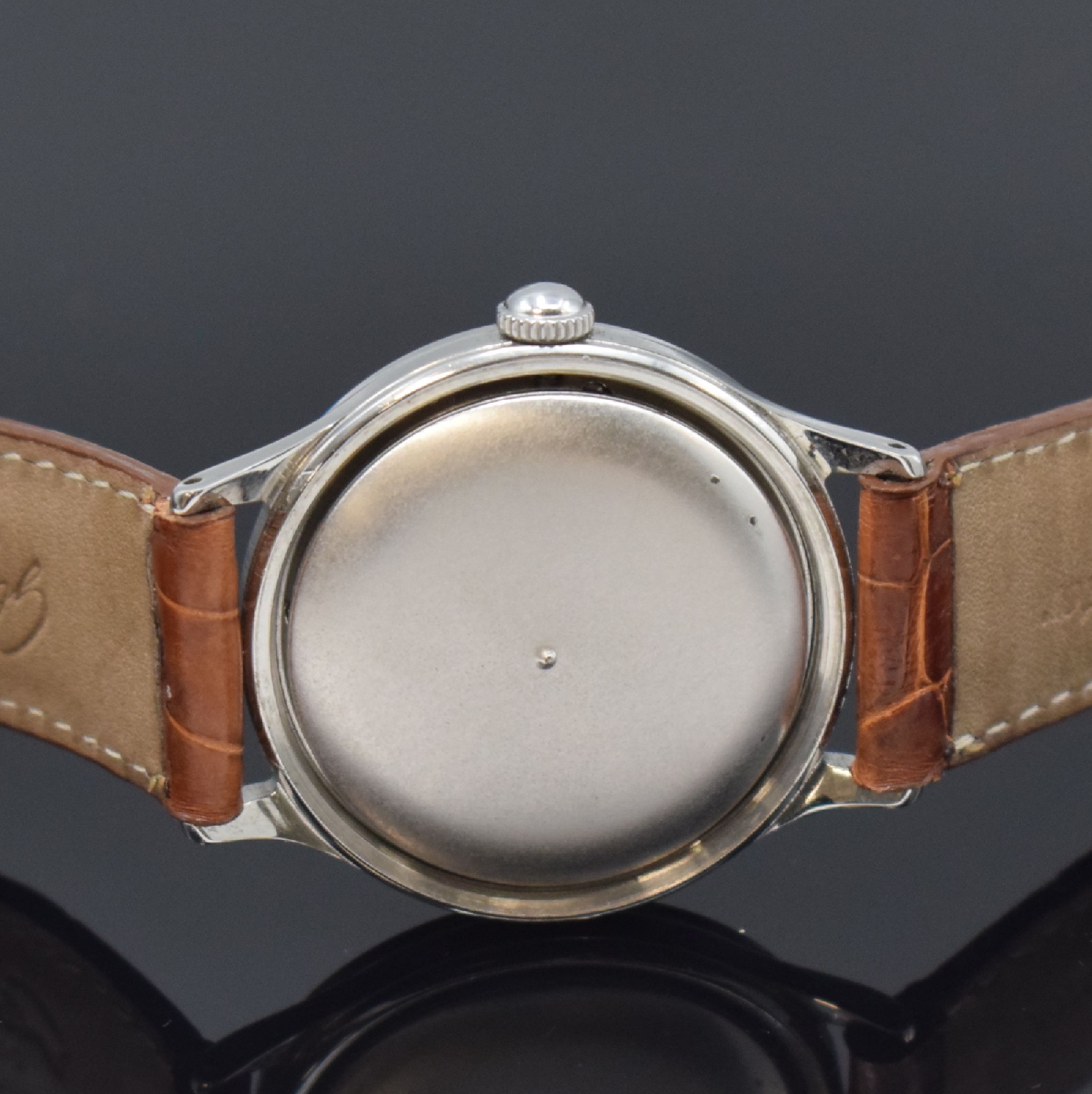 Detail d: VACHERON & CONSTANTIN seltene Herrenarmbanduhr im verschraubten Stahlgehäuse Referenz 4301, Schweiz um 1955, Handaufzug, silb. Zifferbl. m. aufges. ...