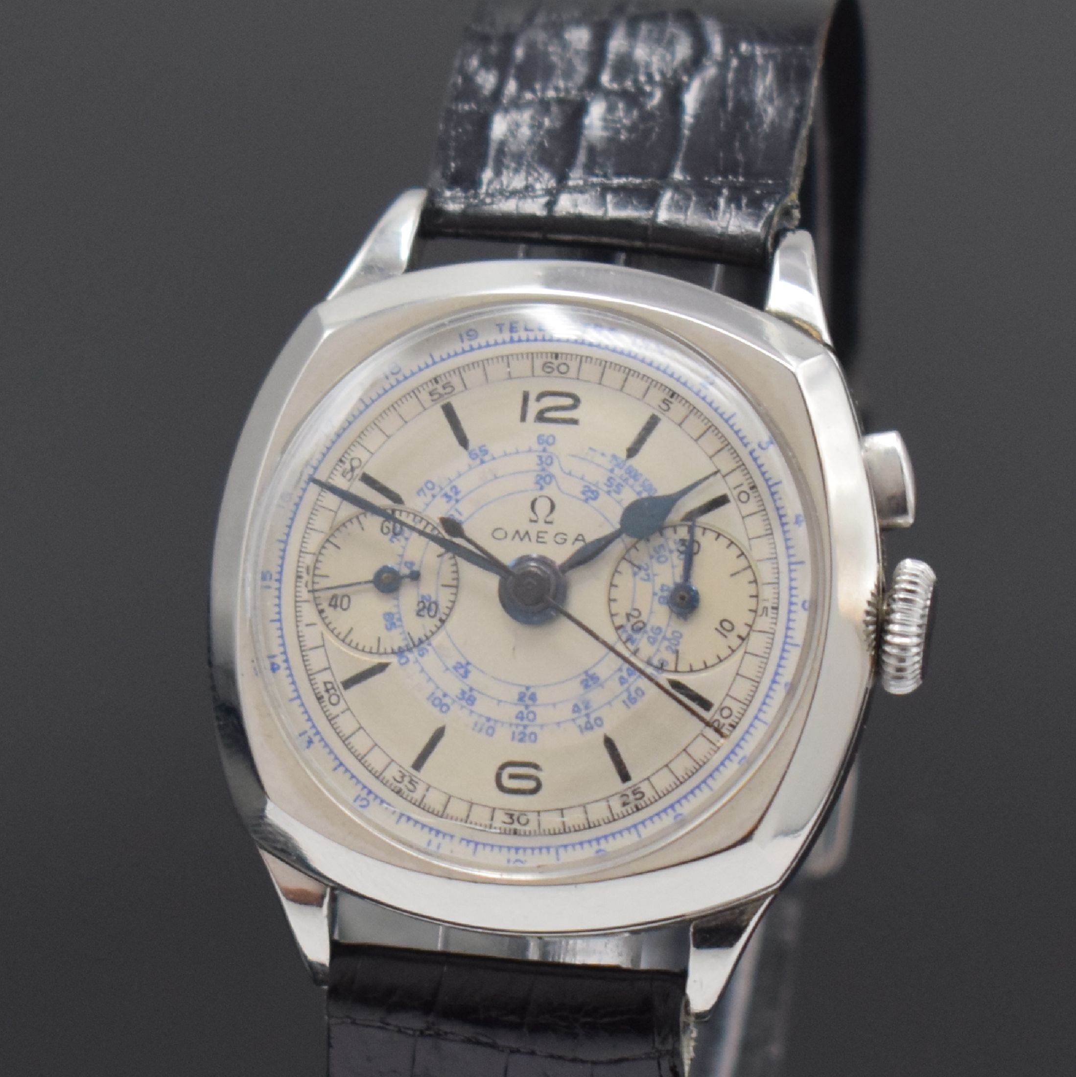 Detail a: OMEGA Carré-Cambré Armbandchronograph in Stahl, Schweiz um 1940, Handaufzug, 3-tlg. Geh., Boden u. Glasrand aufgedr., silb. Zifferbl. rest., gebl. ...