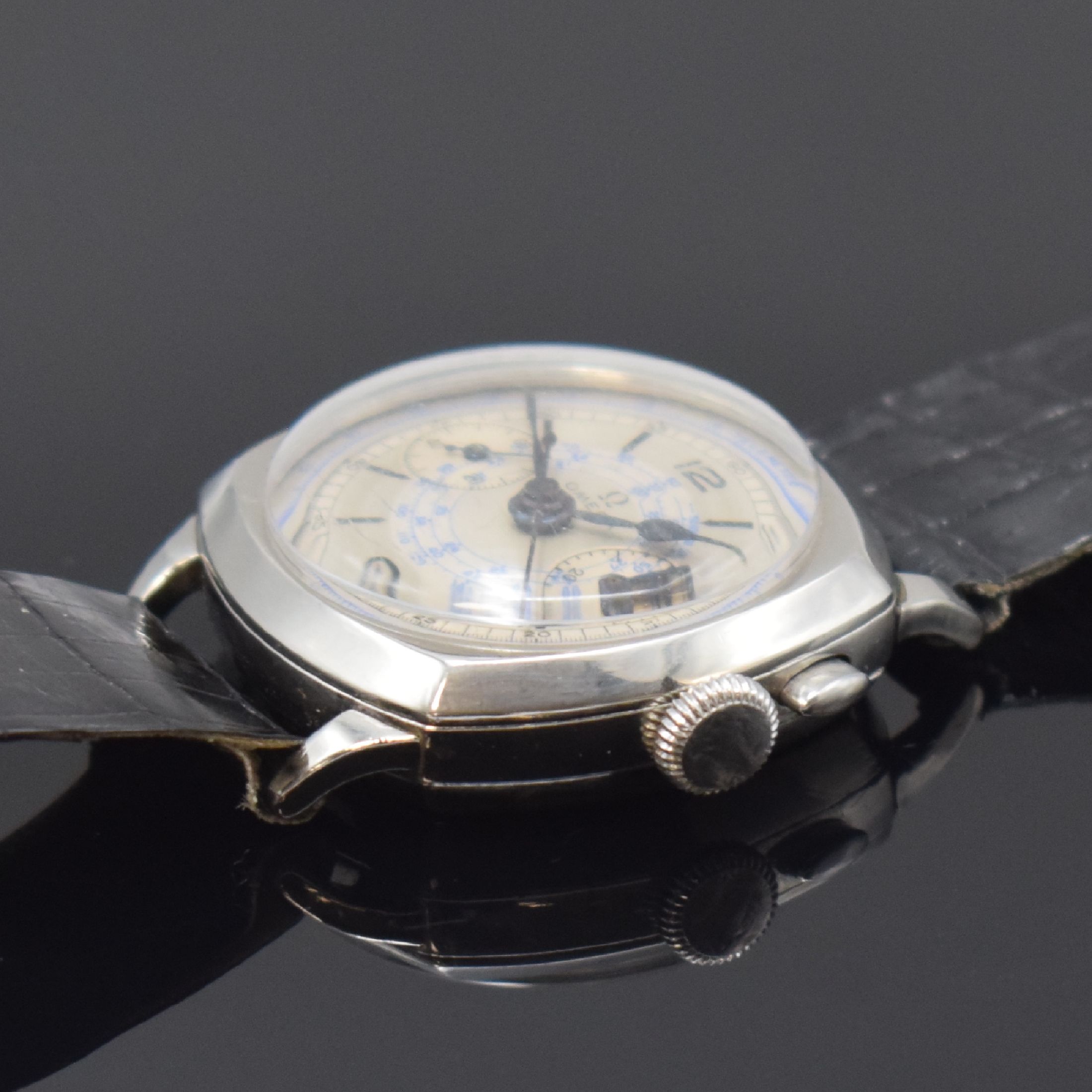 Detail b: OMEGA Carré-Cambré Armbandchronograph in Stahl, Schweiz um 1940, Handaufzug, 3-tlg. Geh., Boden u. Glasrand aufgedr., silb. Zifferbl. rest., gebl. ...