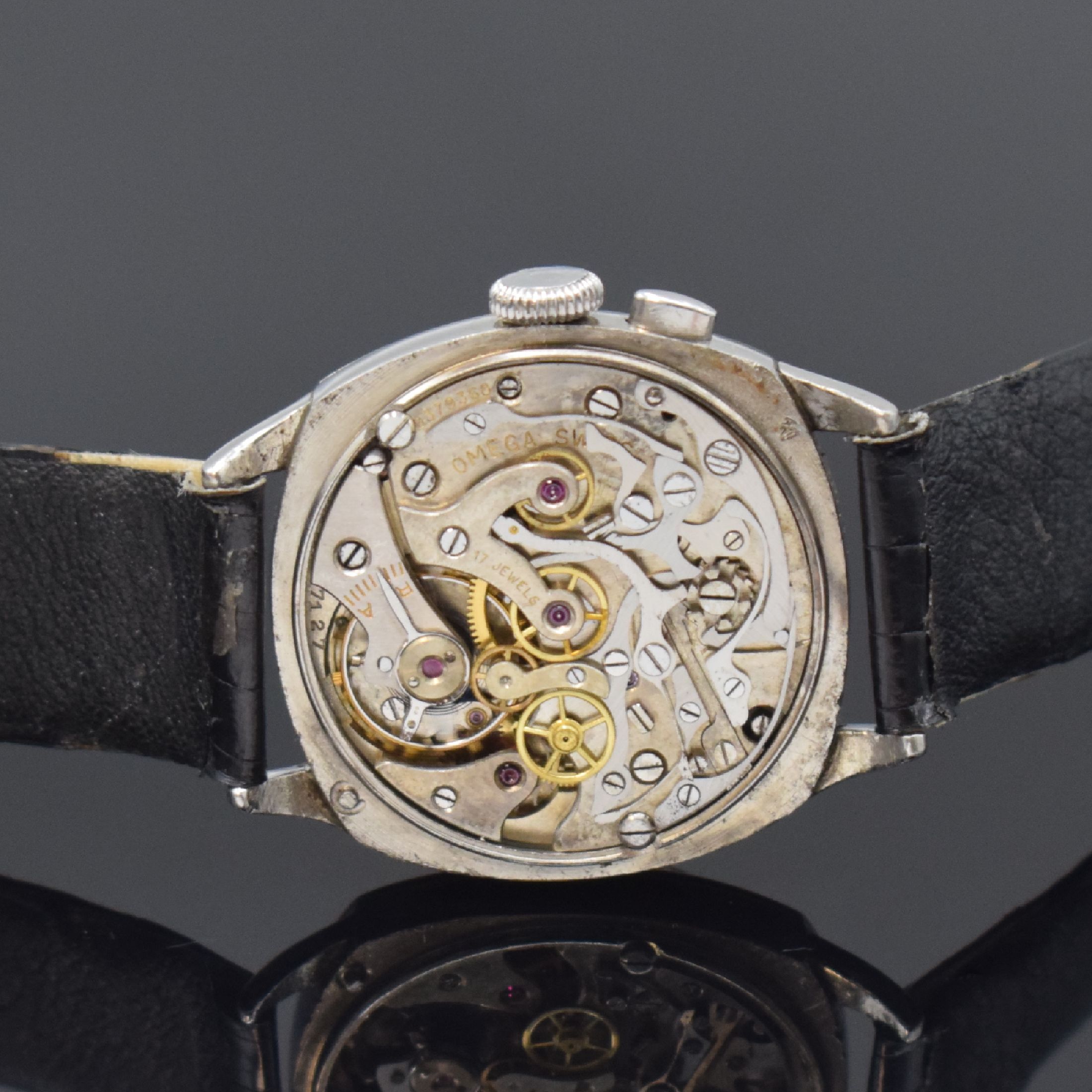 Detail d: OMEGA Carré-Cambré Armbandchronograph in Stahl, Schweiz um 1940, Handaufzug, 3-tlg. Geh., Boden u. Glasrand aufgedr., silb. Zifferbl. rest., gebl. ...