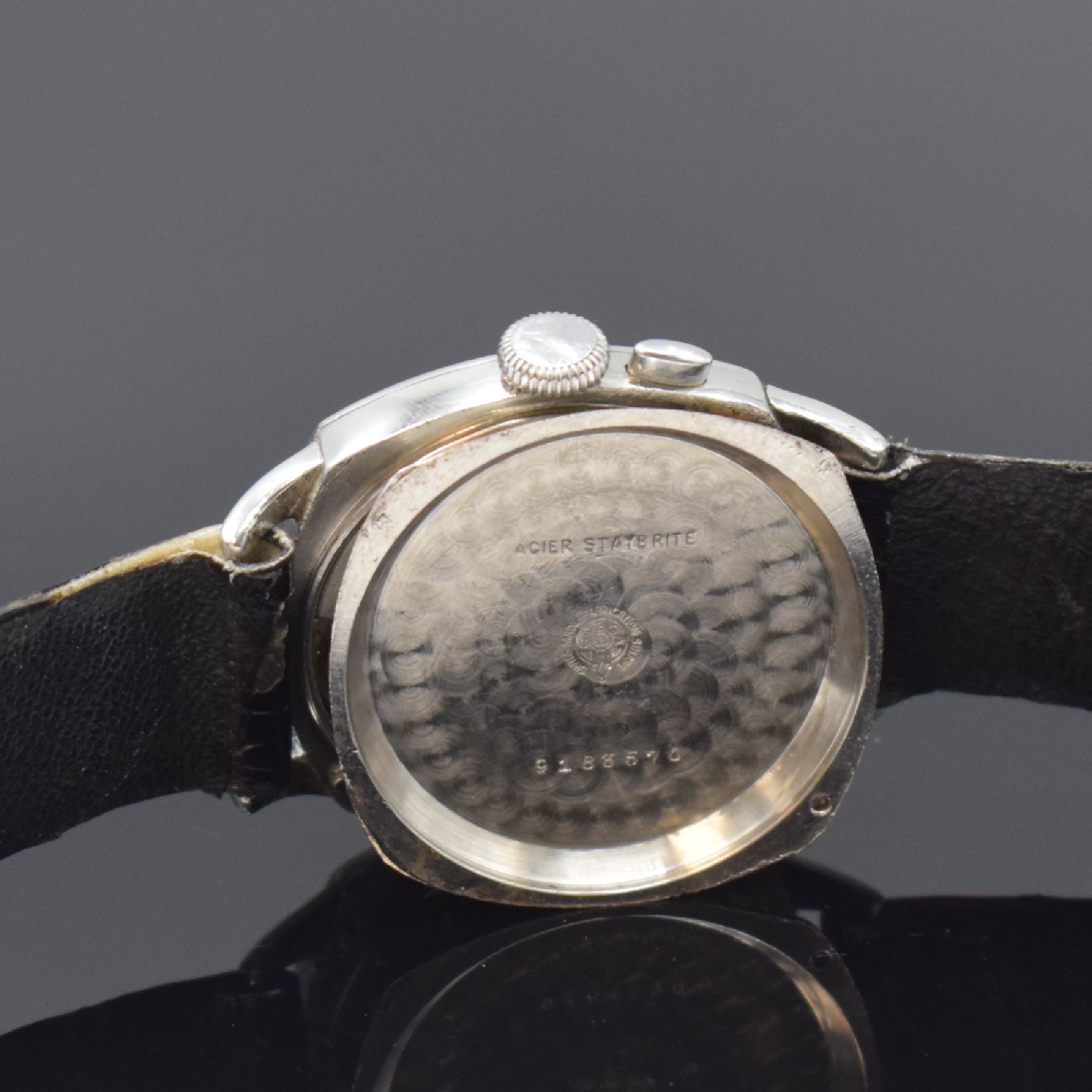 Detail e: OMEGA Carré-Cambré Armbandchronograph in Stahl, Schweiz um 1940, Handaufzug, 3-tlg. Geh., Boden u. Glasrand aufgedr., silb. Zifferbl. rest., gebl. ...