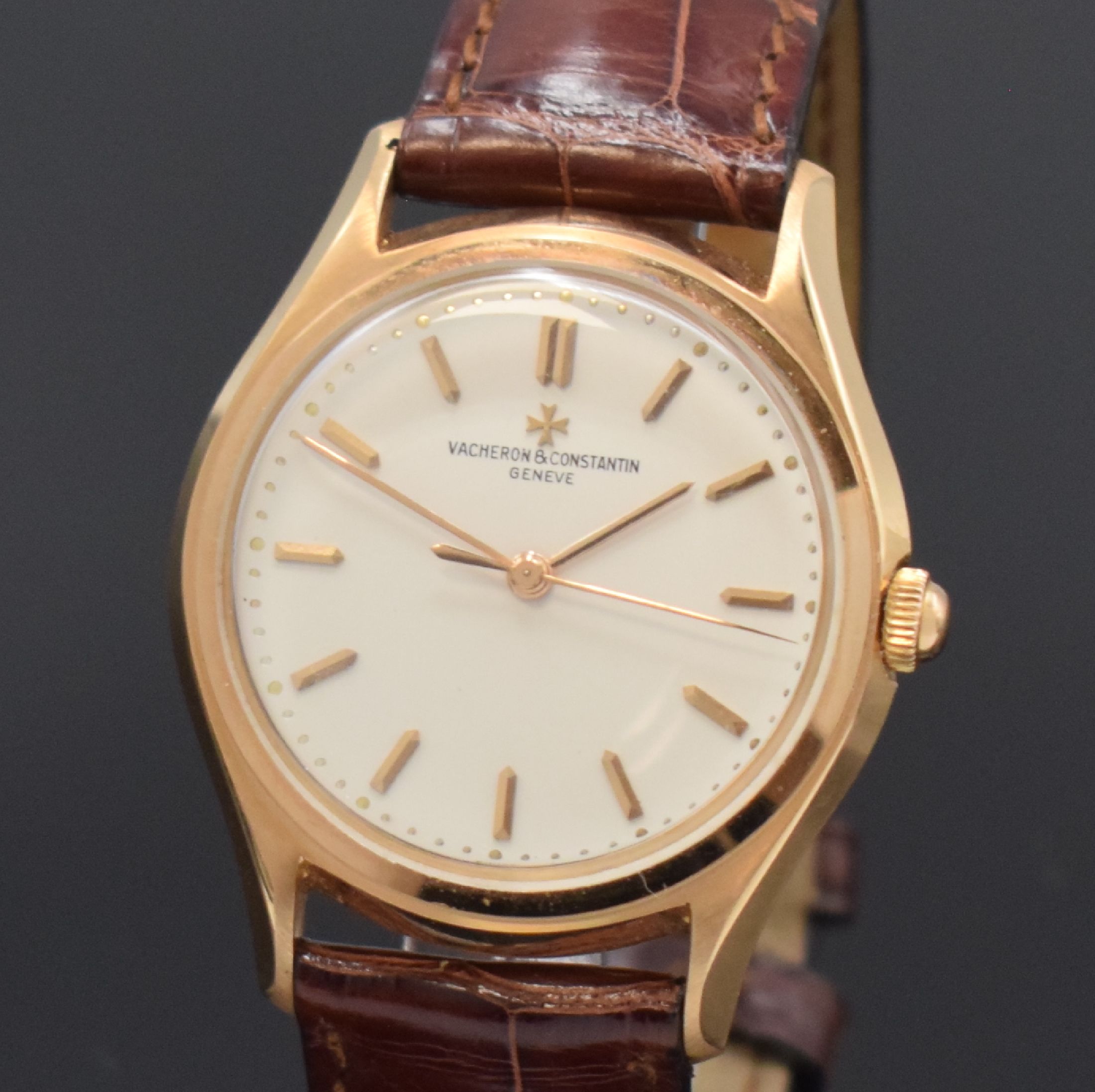 Detail a: VACHERON & CONSTANTIN Herrenarmbanduhr in RG 750/000 mit JLC-Faltschließe in RG 750/000, Schweiz um 1955, Automatik, verschr. Geh., silb. Zifferbl. ...