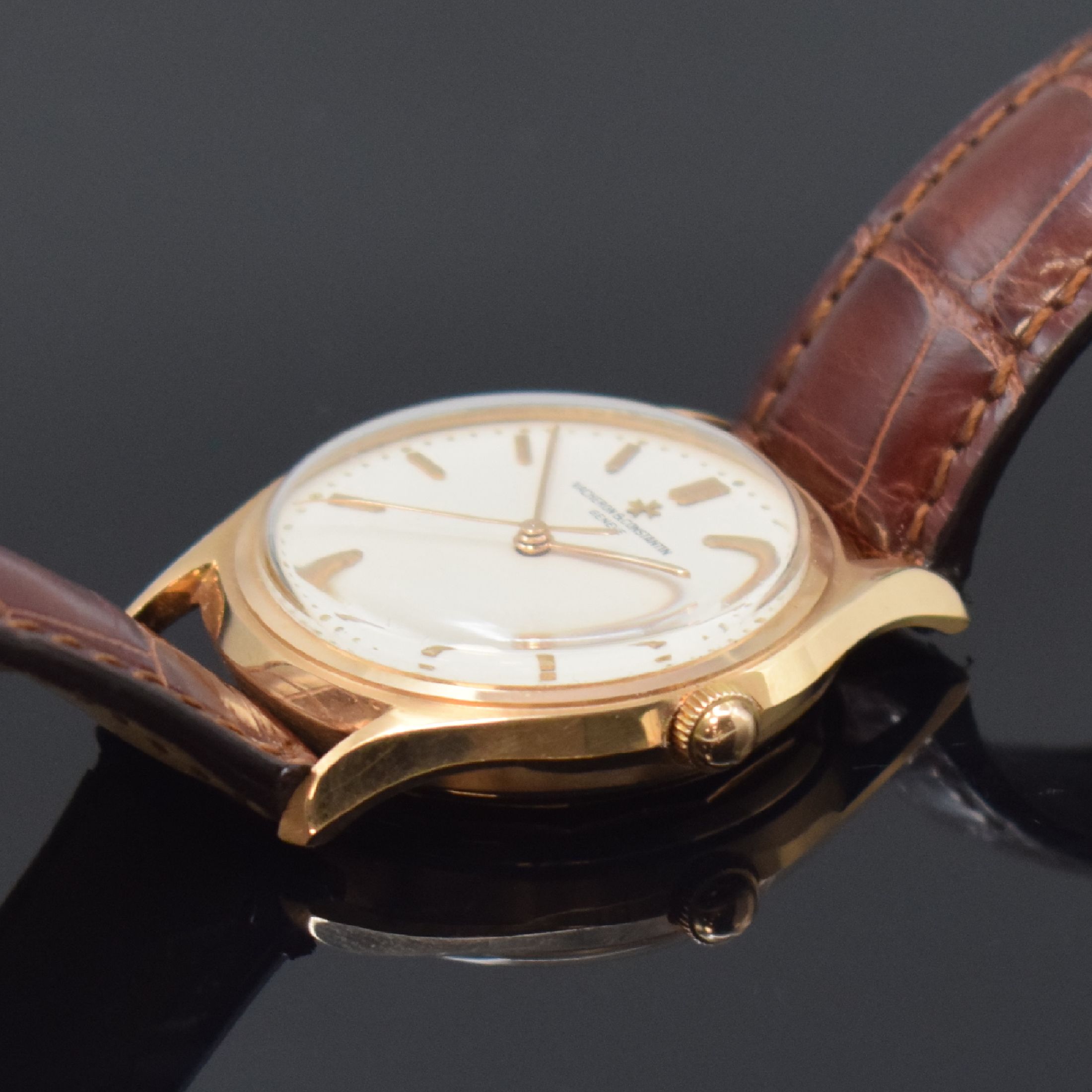 Detail d: VACHERON & CONSTANTIN Herrenarmbanduhr in RG 750/000 mit JLC-Faltschließe in RG 750/000, Schweiz um 1955, Automatik, verschr. Geh., silb. Zifferbl. ...