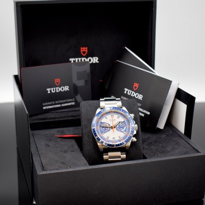 Image 26691115 - TUDOR Heritage Chrono Blue gents wristwatch with chronograph reference 70330B, Switzerland, sold according to warranty card 11/2022, self winding, screwed down case, bracelet with deployant clasp, bidirectional revolving bezel, 2-coloured dial with applied hour-indices, luminous hands, diameter approx.42 mm, length approx. 22 cm, original box and papers, condition 1