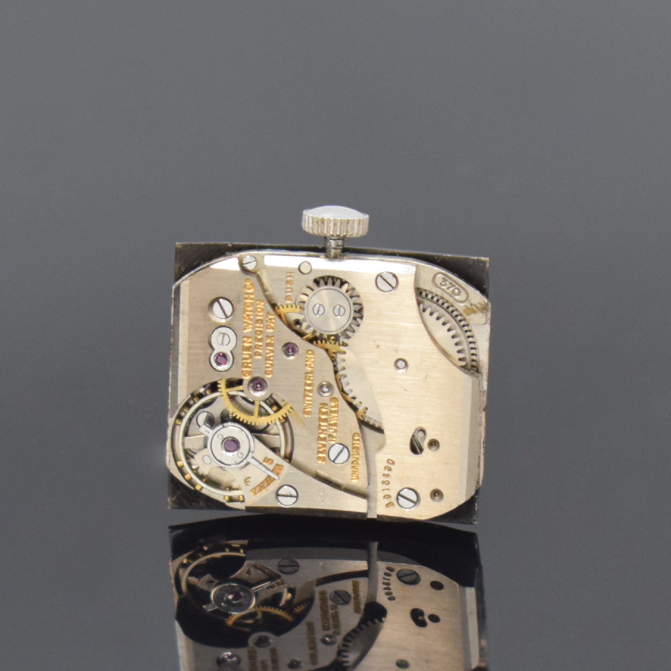 Detail d: GRUEN Curvex Armbanduhr Referenz 370-615 in WG 585/000, Schweiz/USA um 1948, Handaufzug, 2-teil. gewölbtes Geh., gewölbtes u. facett. Glas, Boden ...