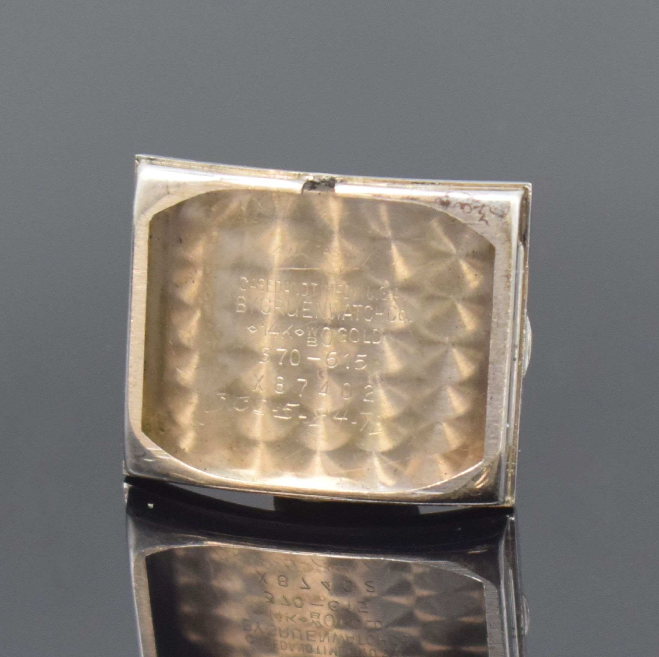 Detail e: GRUEN Curvex Armbanduhr Referenz 370-615 in WG 585/000, Schweiz/USA um 1948, Handaufzug, 2-teil. gewölbtes Geh., gewölbtes u. facett. Glas, Boden ...