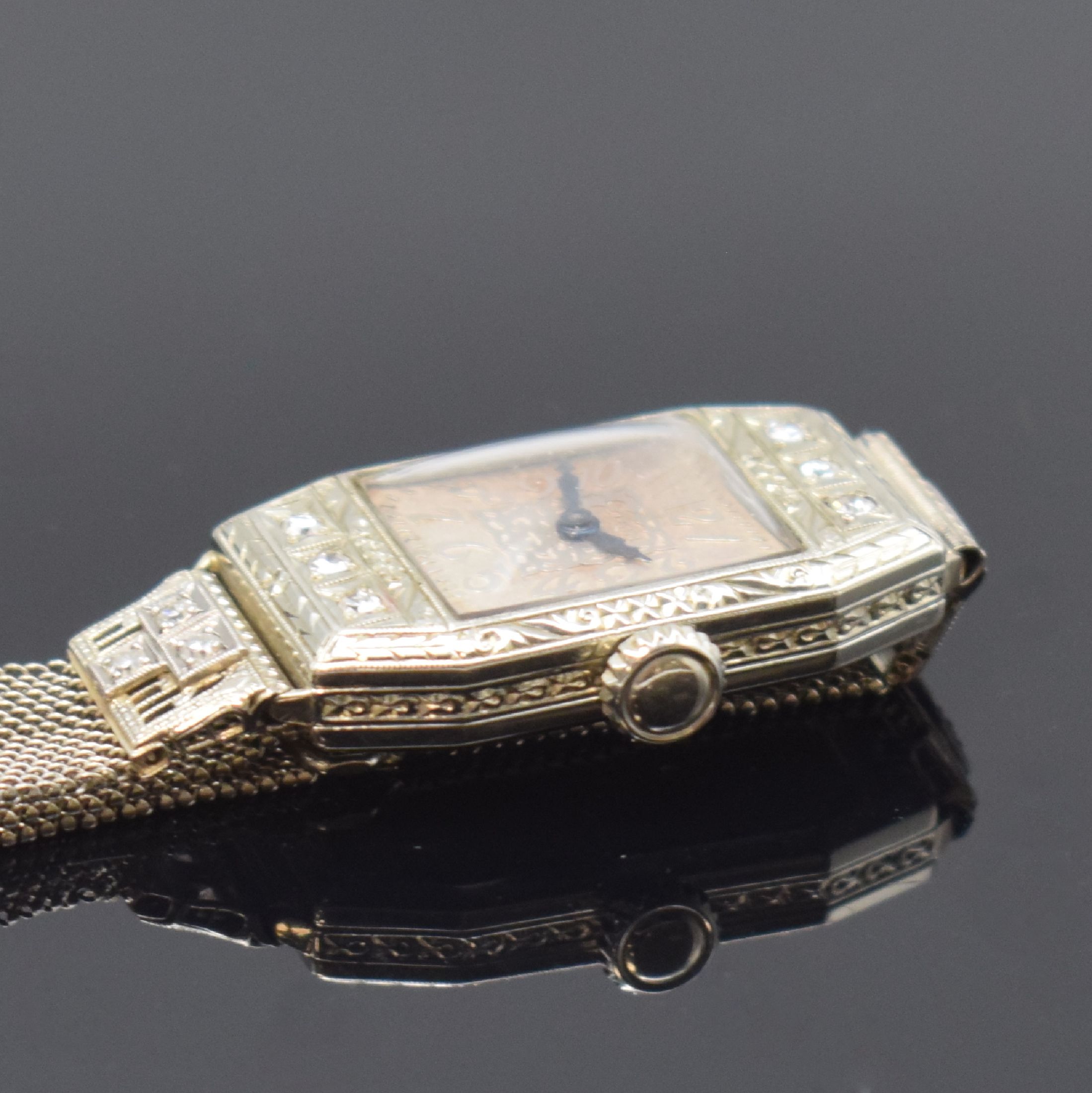 Detail b: ELGIN Art-Deco Damenarmbanduhr in WG 585/000, USA um 1925, Handaufzug, 2-teil. grav. Gehäuse m. Diamanten bes., Boden mit Monogramm aufgedr., feines ...
