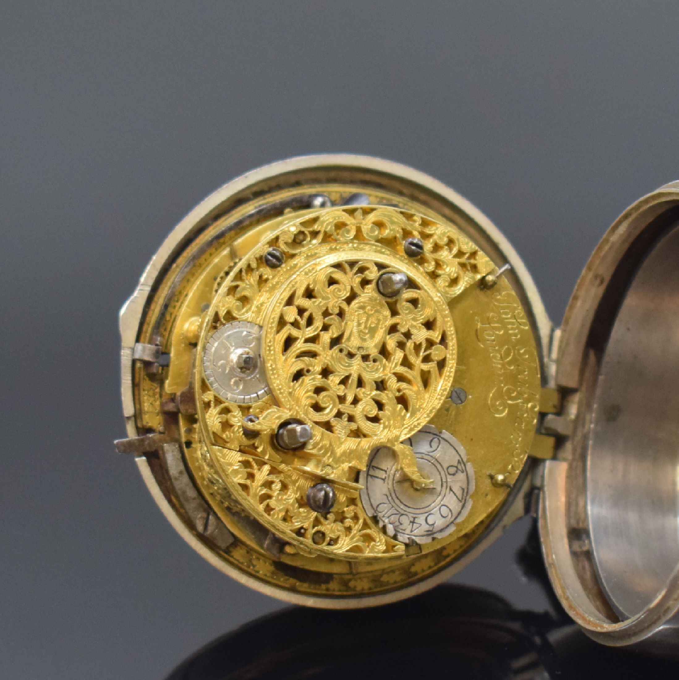 Detail d: JOHN TRUBSHAN London frühe Spindeltaschenuhr in Silber mit Stunden-Selbstschlag, England um 1720, doppeltes Geh. später, Emailzifferbl. um 1760 ...
