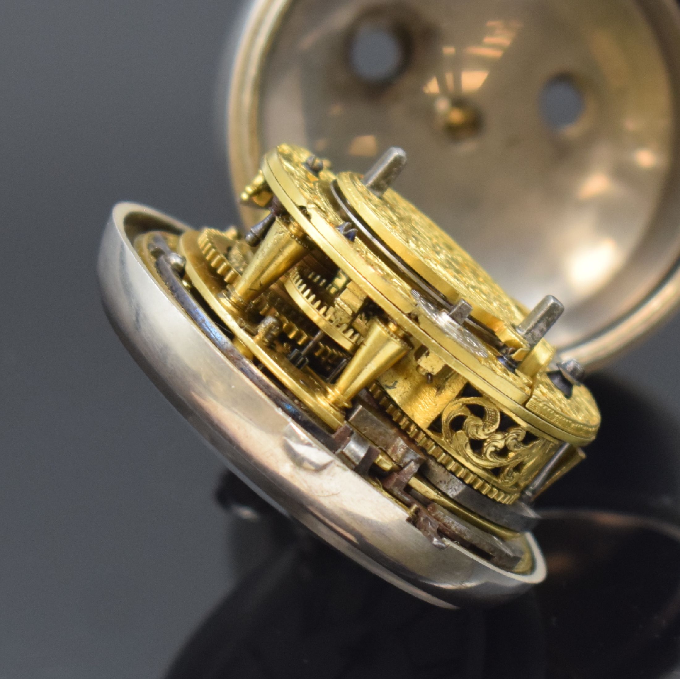 Detail e: JOHN TRUBSHAN London frühe Spindeltaschenuhr in Silber mit Stunden-Selbstschlag, England um 1720, doppeltes Geh. später, Emailzifferbl. um 1760 ...