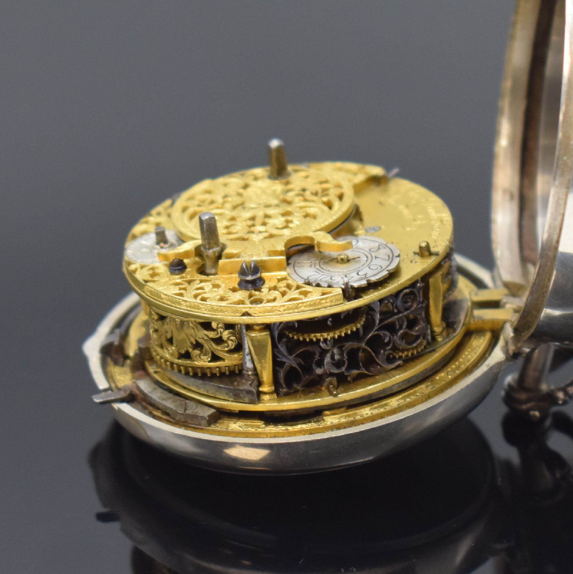 Detail f: JOHN TRUBSHAN London frühe Spindeltaschenuhr in Silber mit Stunden-Selbstschlag, England um 1720, doppeltes Geh. später, Emailzifferbl. um 1760 ...