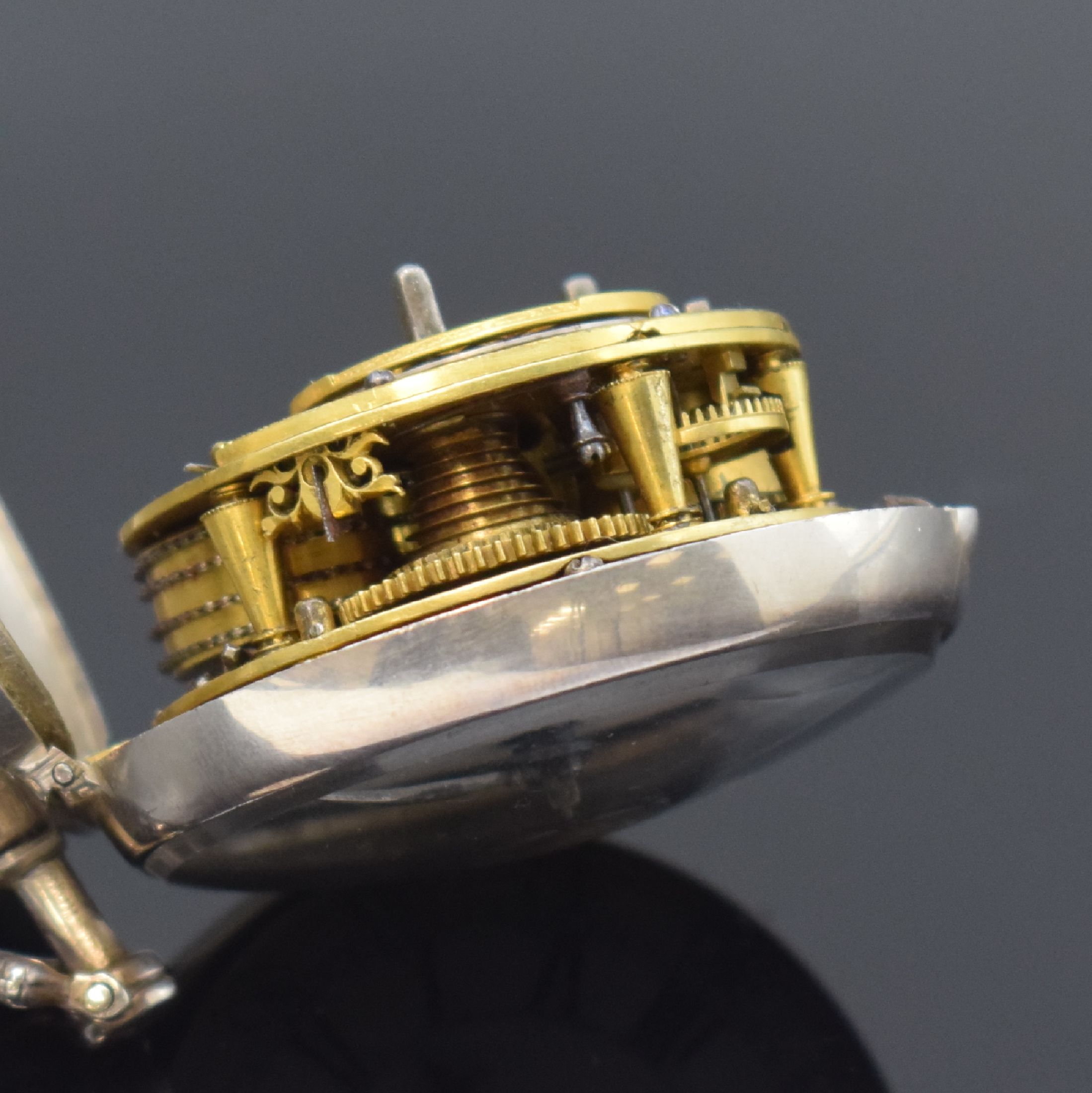 Detail g: JOHN TRUBSHAN London frühe Spindeltaschenuhr in Silber mit Stunden-Selbstschlag, England um 1720, doppeltes Geh. später, Emailzifferbl. um 1760 ...