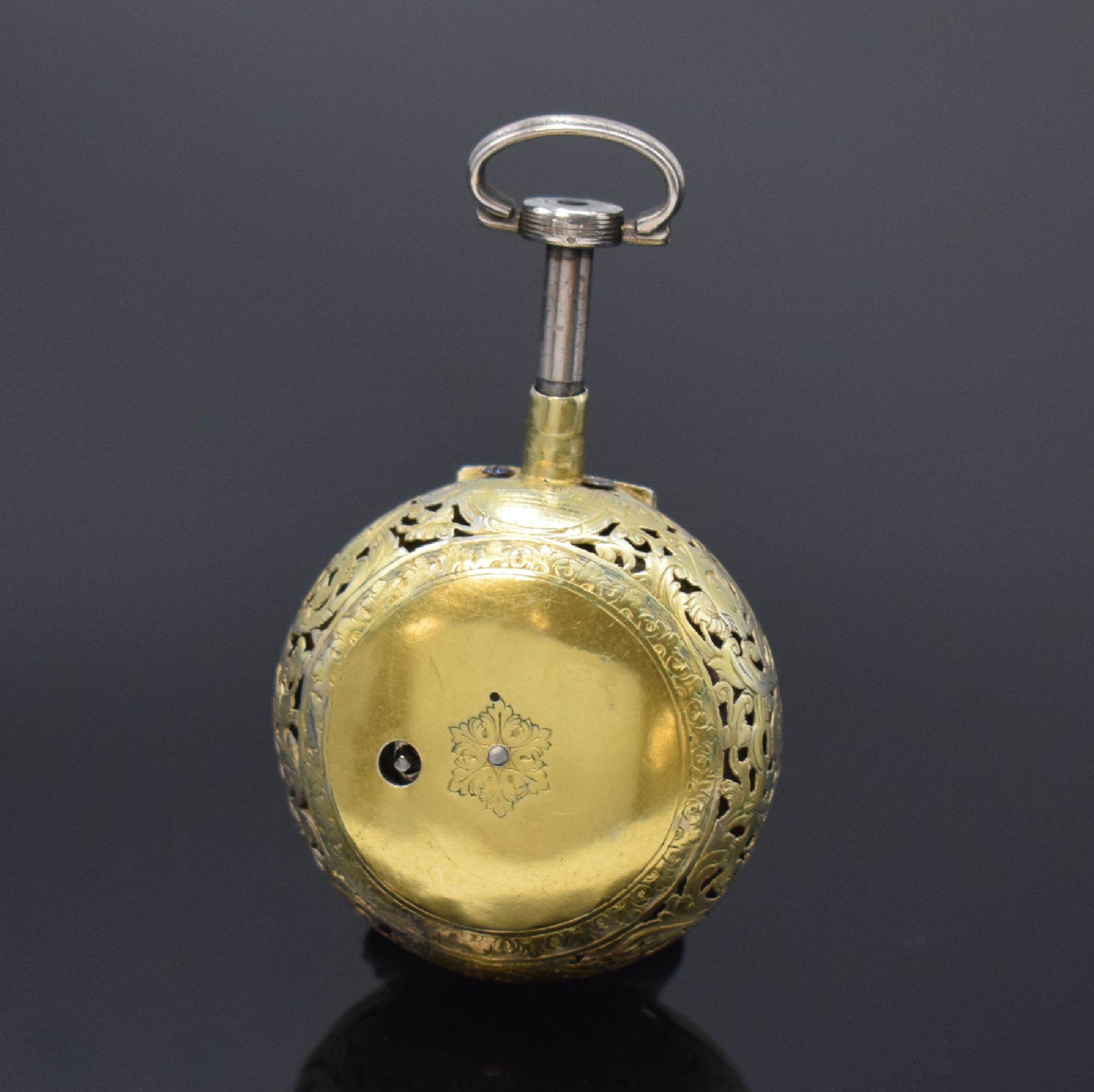 Detail b: DEBEAUFRE London seltene Spindeltaschenuhr mit 1/8-Stunden-Repetition, England um 1720, doppeltes, vergold. u. aufwend. durchbr. Geh. in Silber, ...
