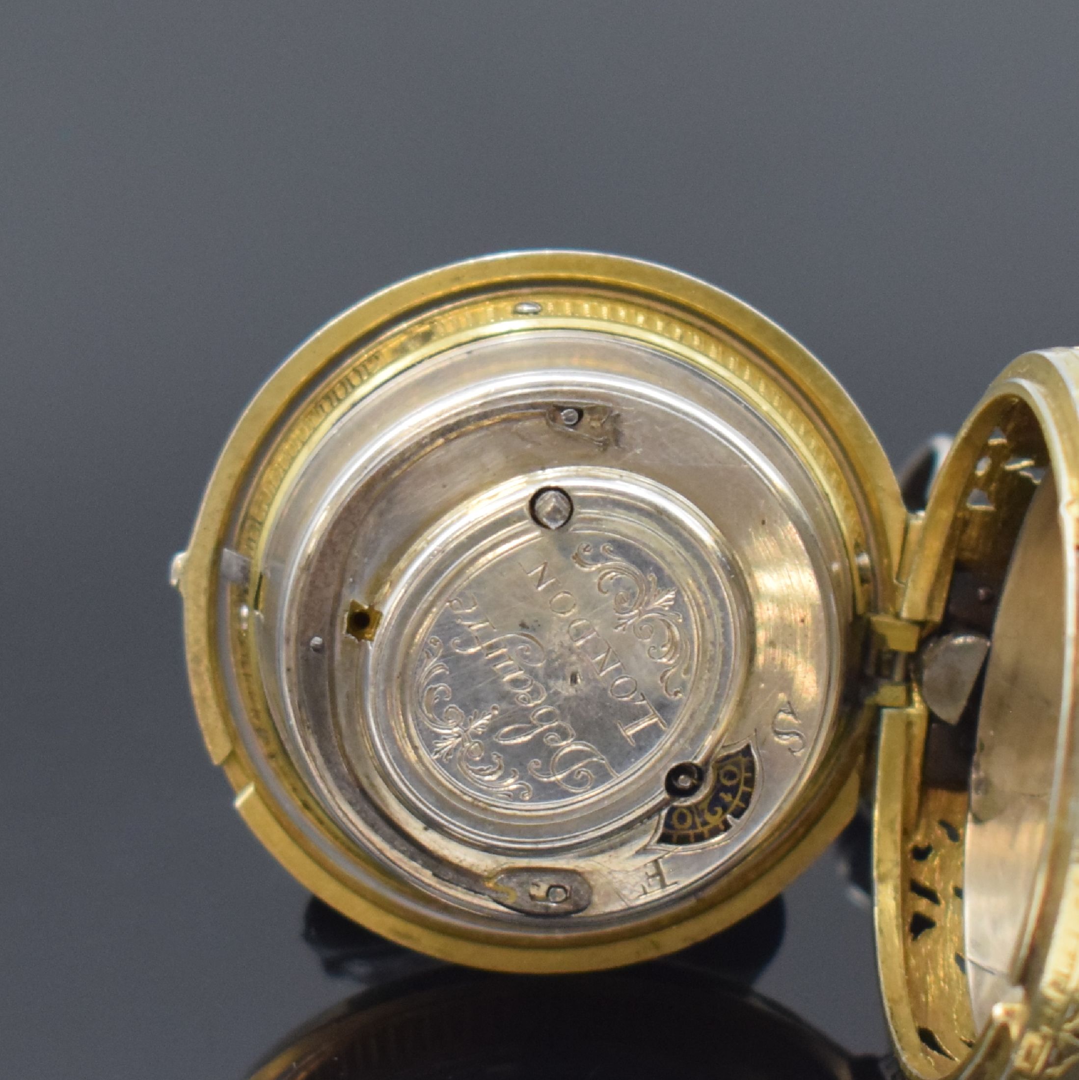 Detail d: DEBEAUFRE London seltene Spindeltaschenuhr mit 1/8-Stunden-Repetition, England um 1720, doppeltes, vergold. u. aufwend. durchbr. Geh. in Silber, ...