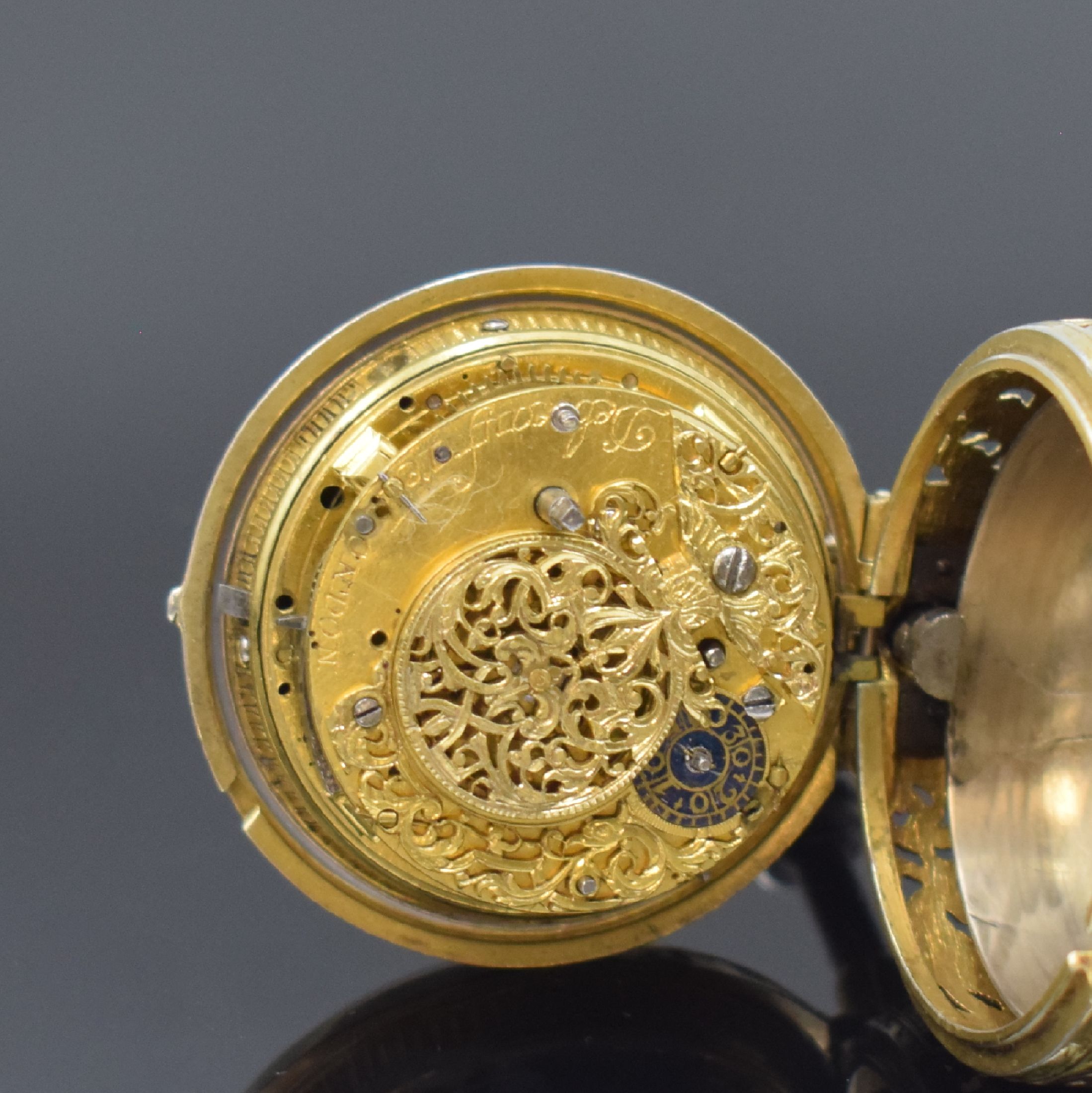 Detail e: DEBEAUFRE London seltene Spindeltaschenuhr mit 1/8-Stunden-Repetition, England um 1720, doppeltes, vergold. u. aufwend. durchbr. Geh. in Silber, ...
