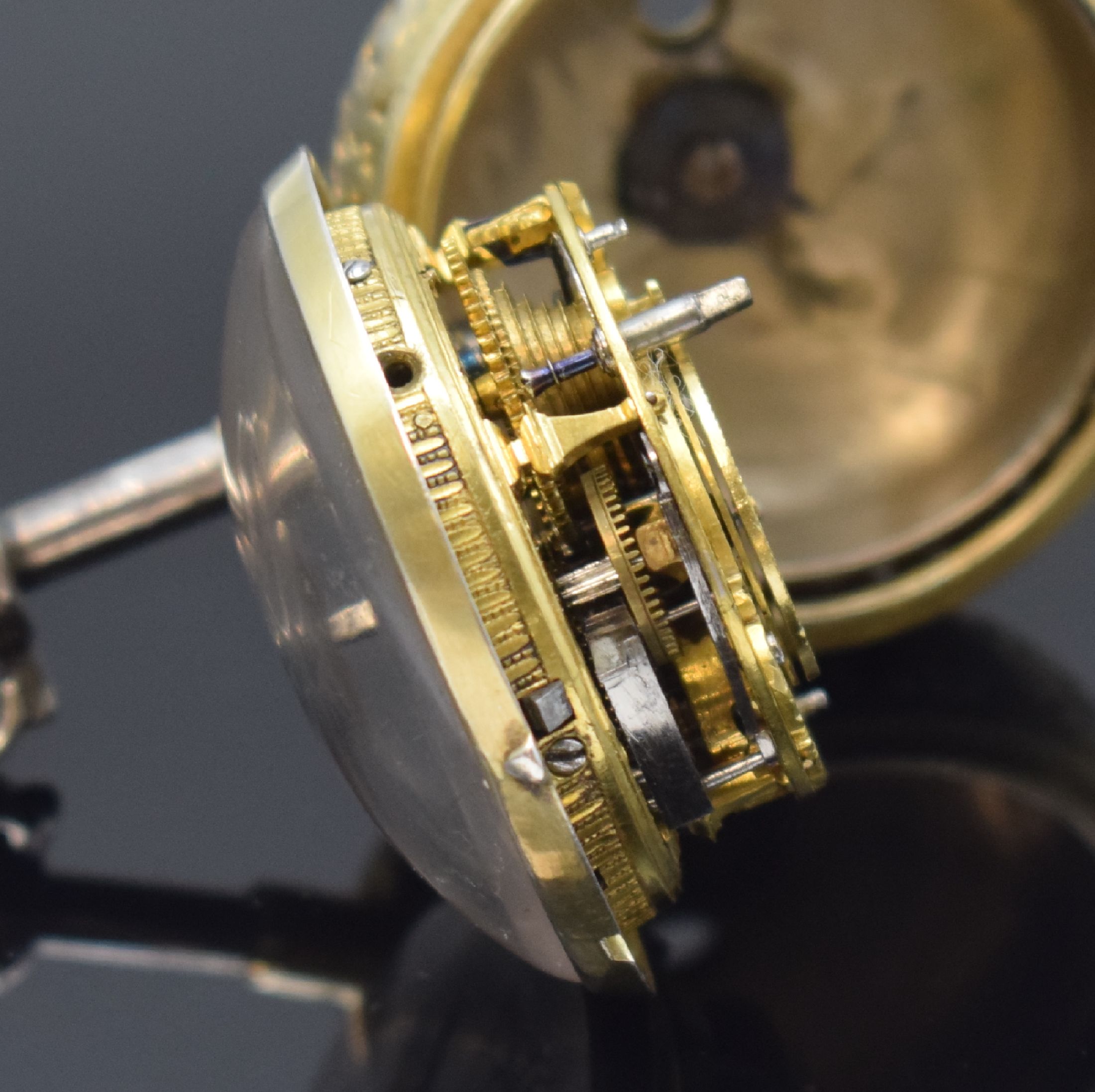 Detail f: DEBEAUFRE London seltene Spindeltaschenuhr mit 1/8-Stunden-Repetition, England um 1720, doppeltes, vergold. u. aufwend. durchbr. Geh. in Silber, ...