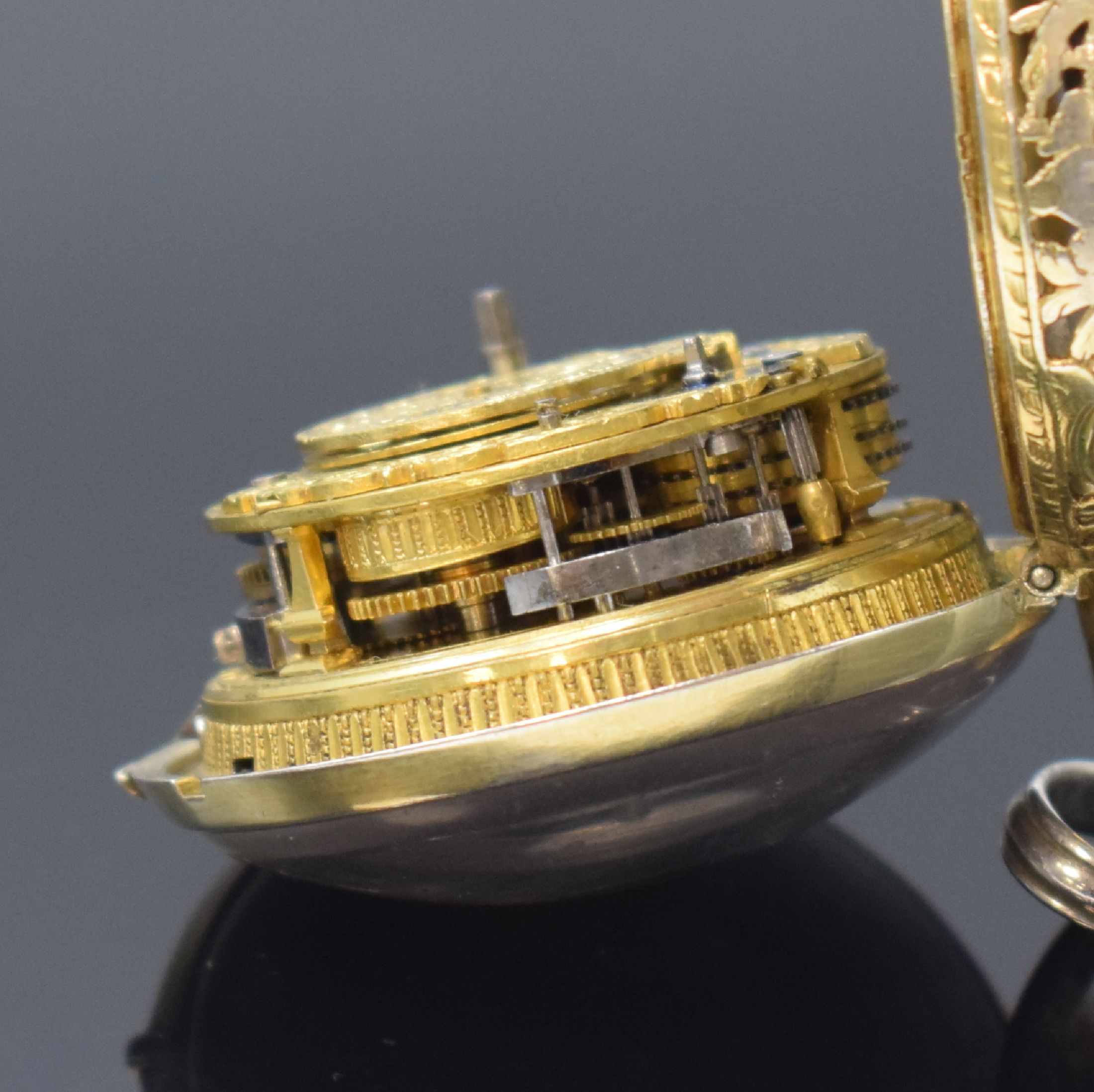 Detail g: DEBEAUFRE London seltene Spindeltaschenuhr mit 1/8-Stunden-Repetition, England um 1720, doppeltes, vergold. u. aufwend. durchbr. Geh. in Silber, ...