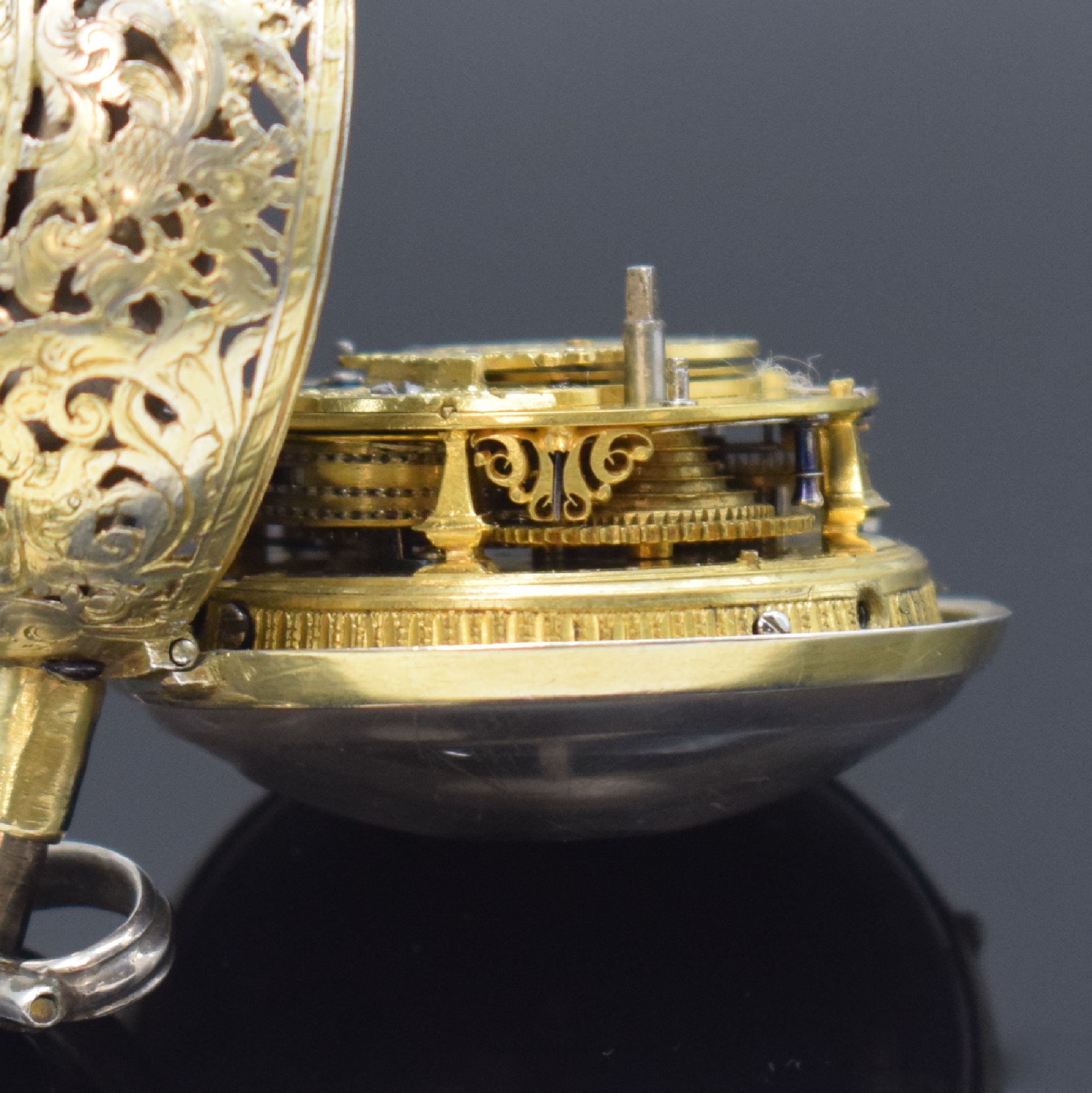 Detail h: DEBEAUFRE London seltene Spindeltaschenuhr mit 1/8-Stunden-Repetition, England um 1720, doppeltes, vergold. u. aufwend. durchbr. Geh. in Silber, ...
