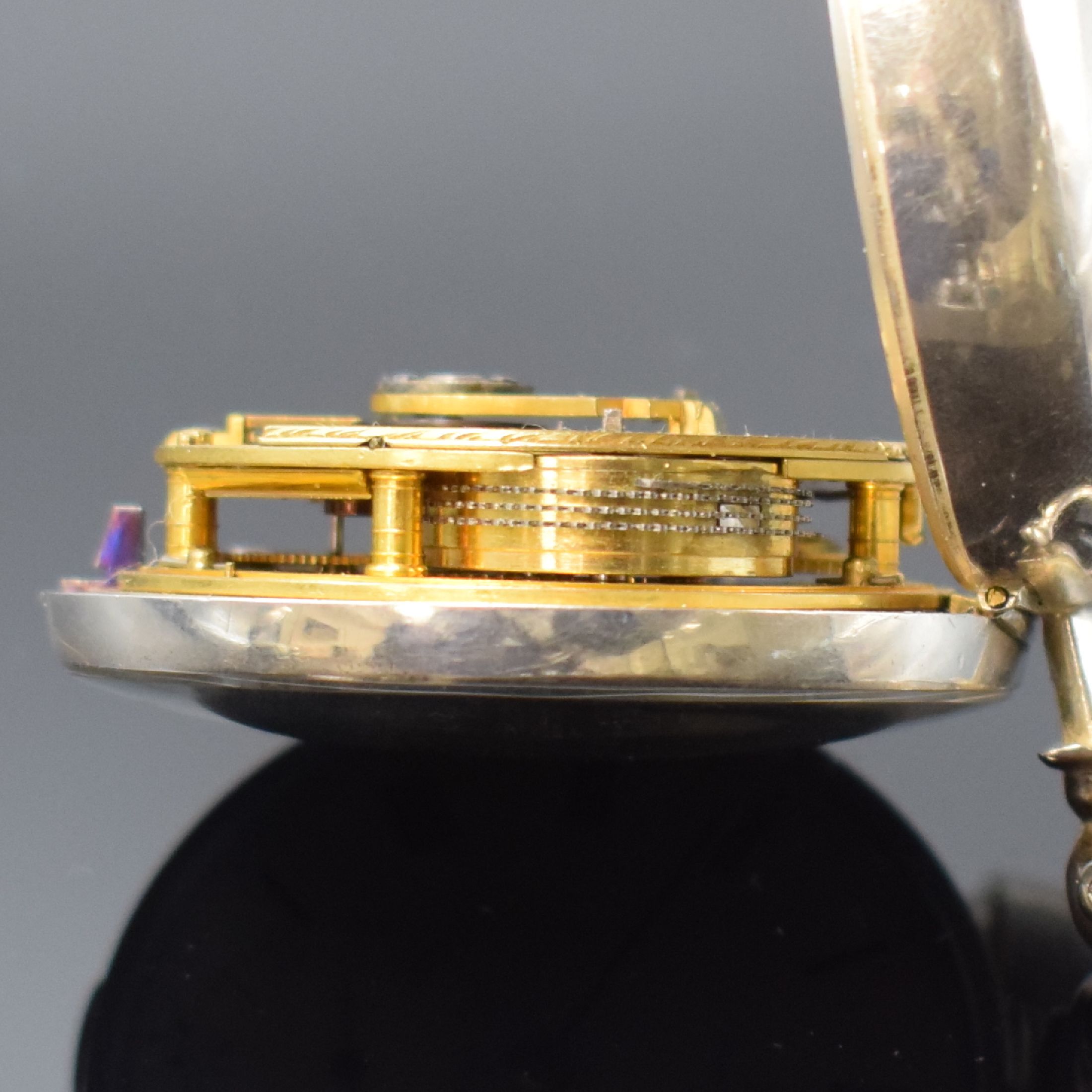 Detail e: JOHN ROGER ARNOLD seltene Taschenuhr mit Rubin-Zylinderhemmung, England um 1810, doppeltes Silbergeh. später, Emailzifferbl. riss. m. röm. Zahlen, ...