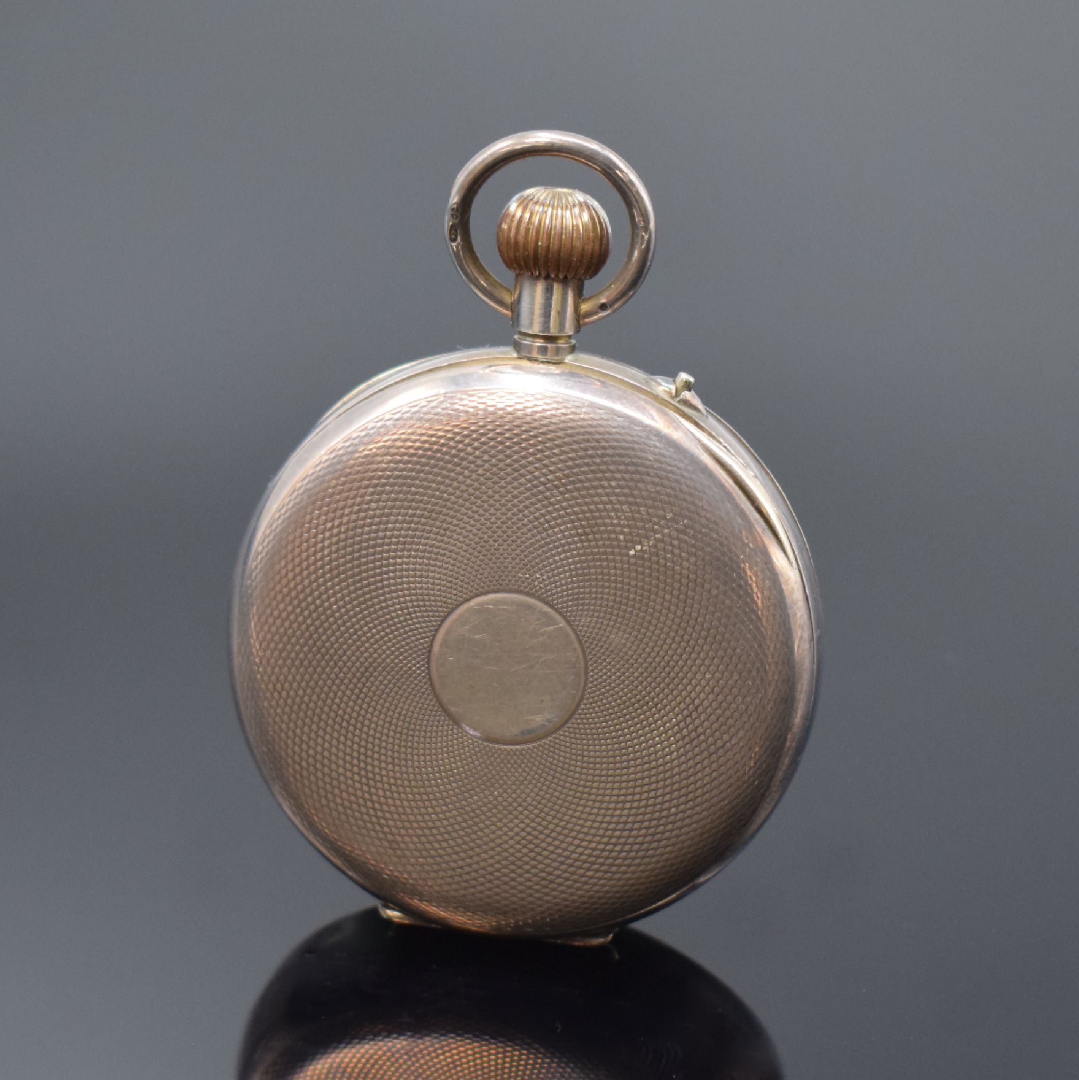 Detail a: Offene Taschenuhr mit Vollkalender in Silber, Schweiz um 1890, silb., patiniertes Zifferbl. m. röm. Zahlen, gebl. Zeiger, Stiftenankerwerk, D. ca. ...