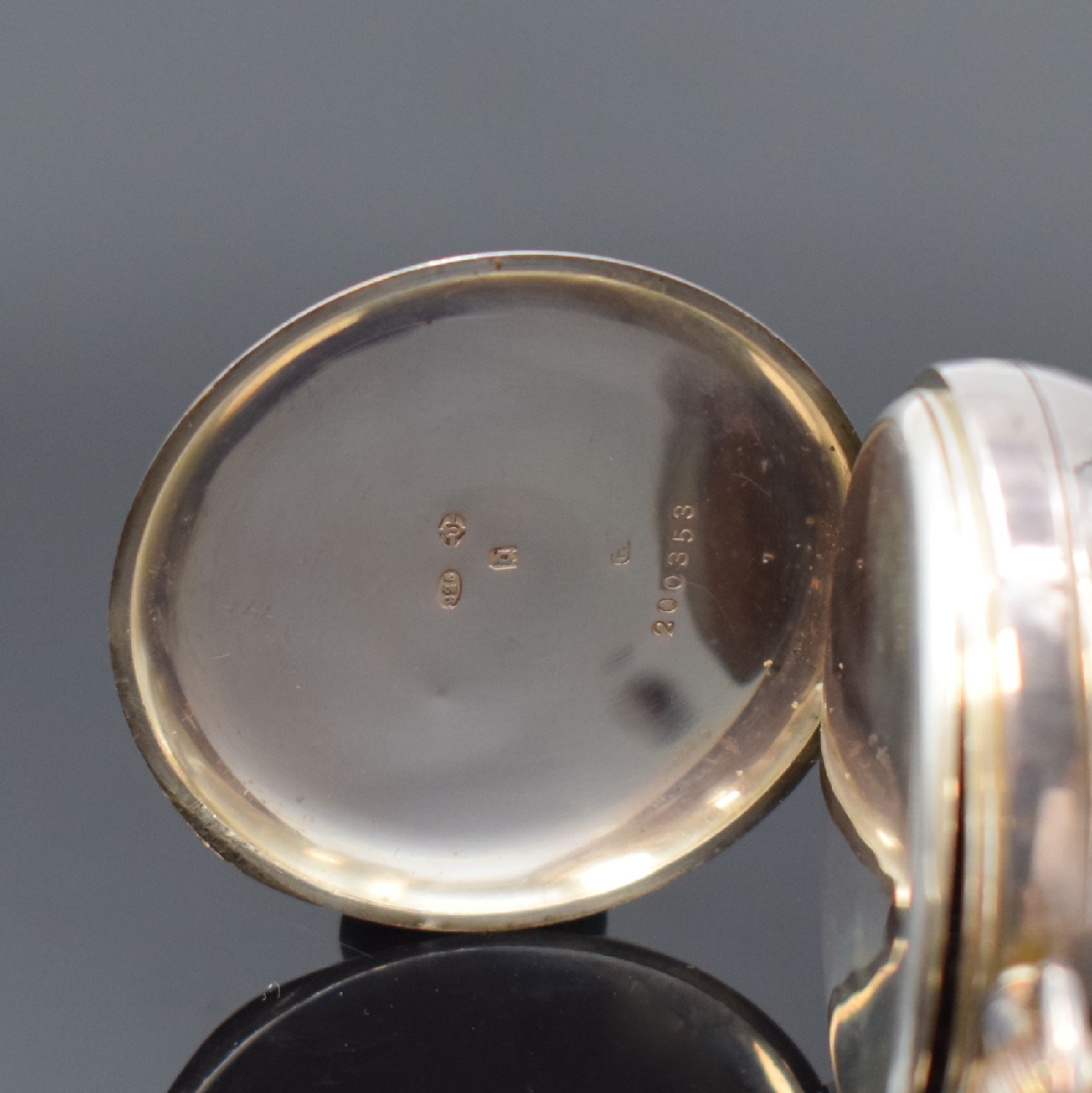 Detail b: Offene Taschenuhr mit Vollkalender in Silber, Schweiz um 1890, silb., patiniertes Zifferbl. m. röm. Zahlen, gebl. Zeiger, Stiftenankerwerk, D. ca. ...