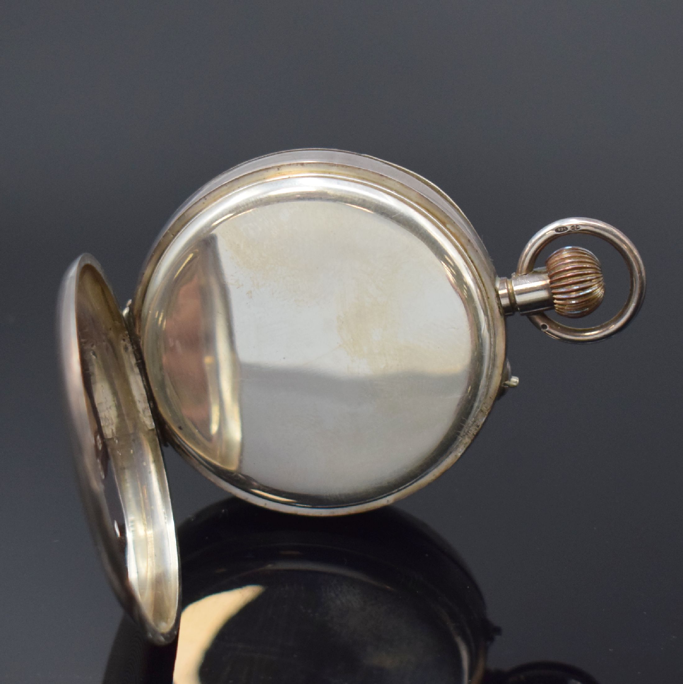 Detail c: Offene Taschenuhr mit Vollkalender in Silber, Schweiz um 1890, silb., patiniertes Zifferbl. m. röm. Zahlen, gebl. Zeiger, Stiftenankerwerk, D. ca. ...