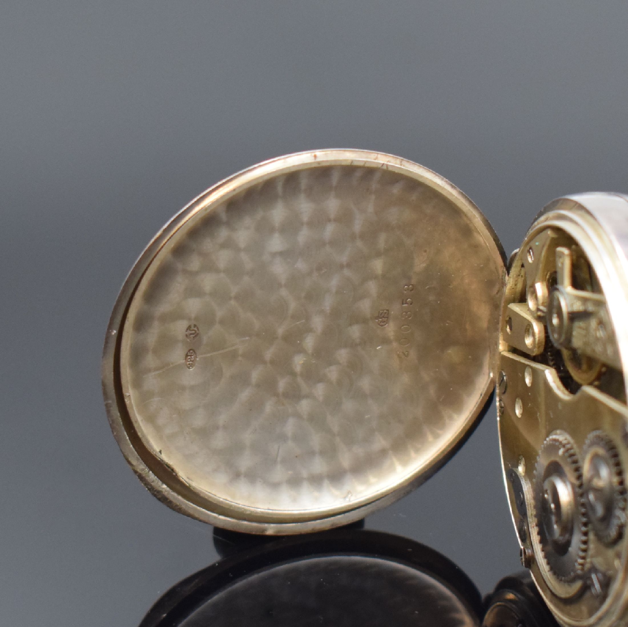 Detail d: Offene Taschenuhr mit Vollkalender in Silber, Schweiz um 1890, silb., patiniertes Zifferbl. m. röm. Zahlen, gebl. Zeiger, Stiftenankerwerk, D. ca. ...