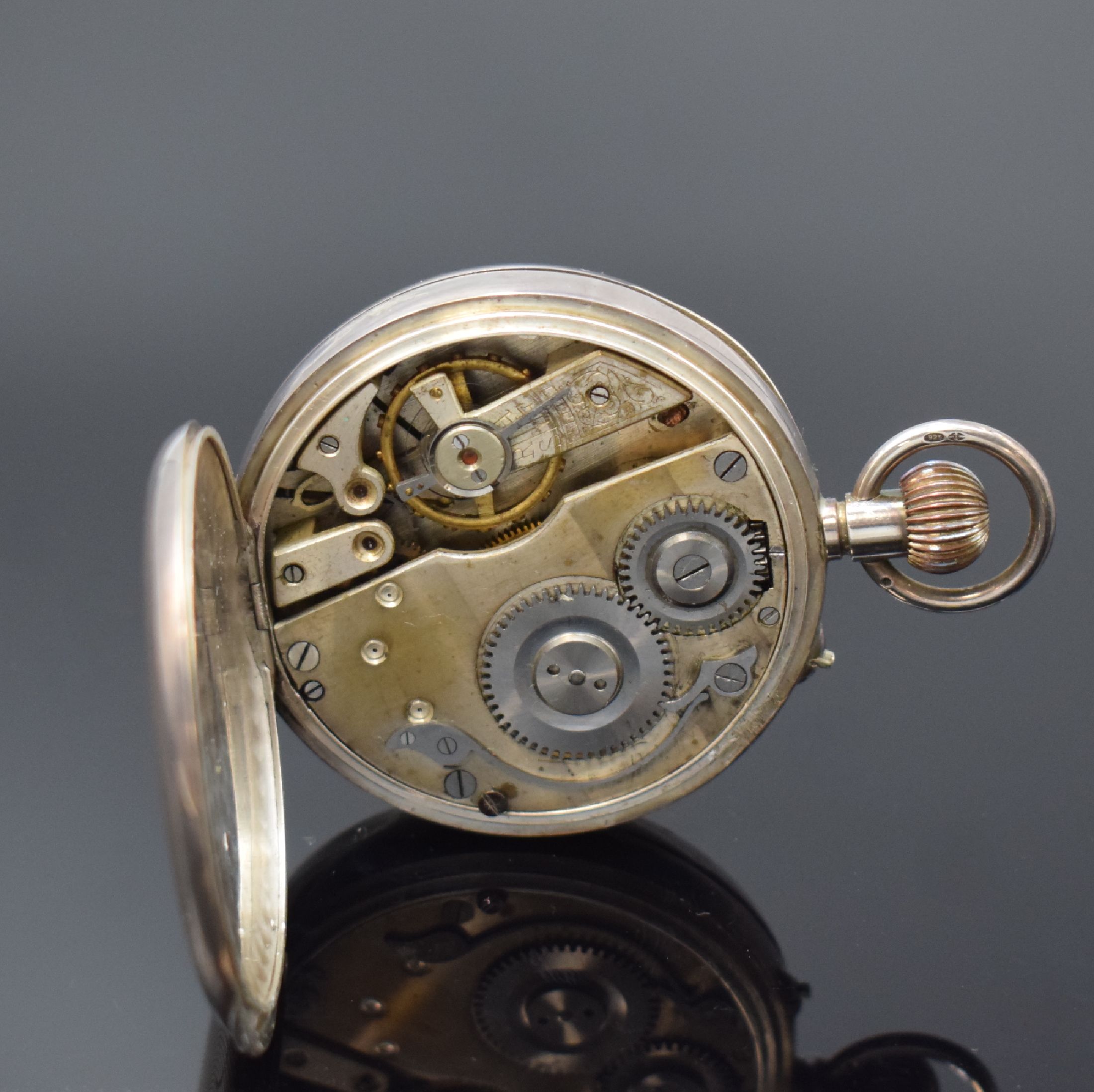 Detail e: Offene Taschenuhr mit Vollkalender in Silber, Schweiz um 1890, silb., patiniertes Zifferbl. m. röm. Zahlen, gebl. Zeiger, Stiftenankerwerk, D. ca. ...