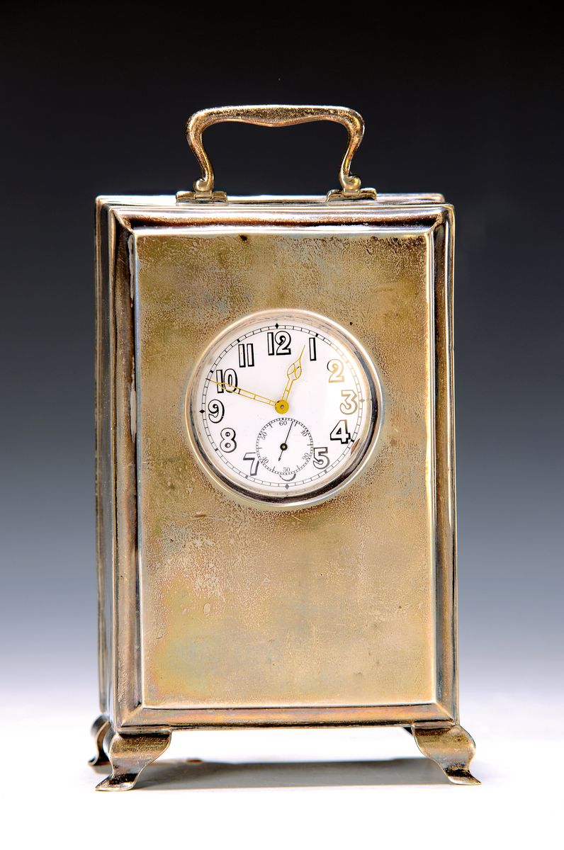 Silberne Tischuhr mit Taschenuhrwerk, England um 1920, Gehäuse Silber (seitl. und Bügel gepunzt) leicht verbeult, hinten Eiche mit Klapptür, ...