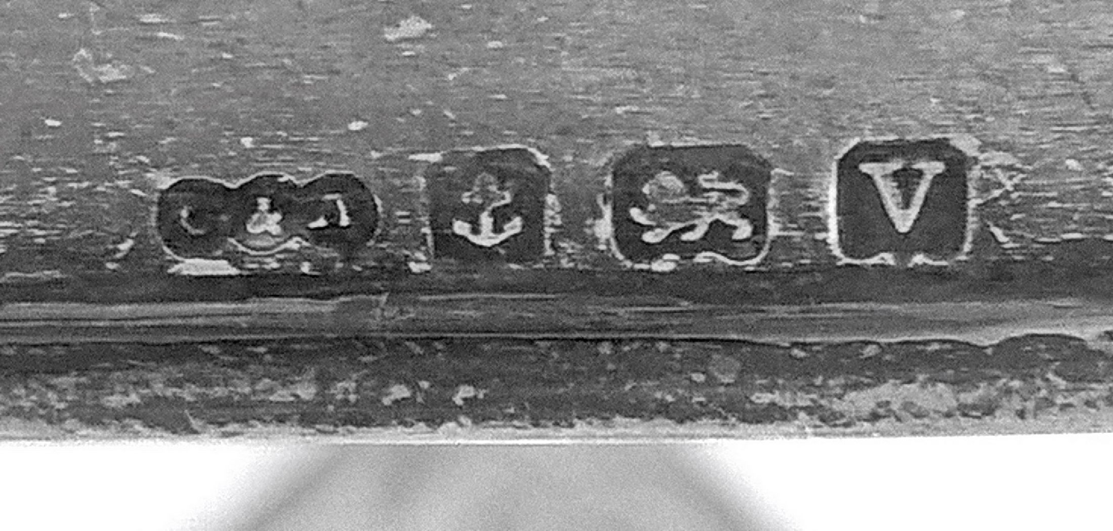 Detail a: Silberne Tischuhr mit Taschenuhrwerk, England um 1920, Gehäuse Silber (seitl. und Bügel gepunzt) leicht verbeult, hinten Eiche mit Klapptür, ...