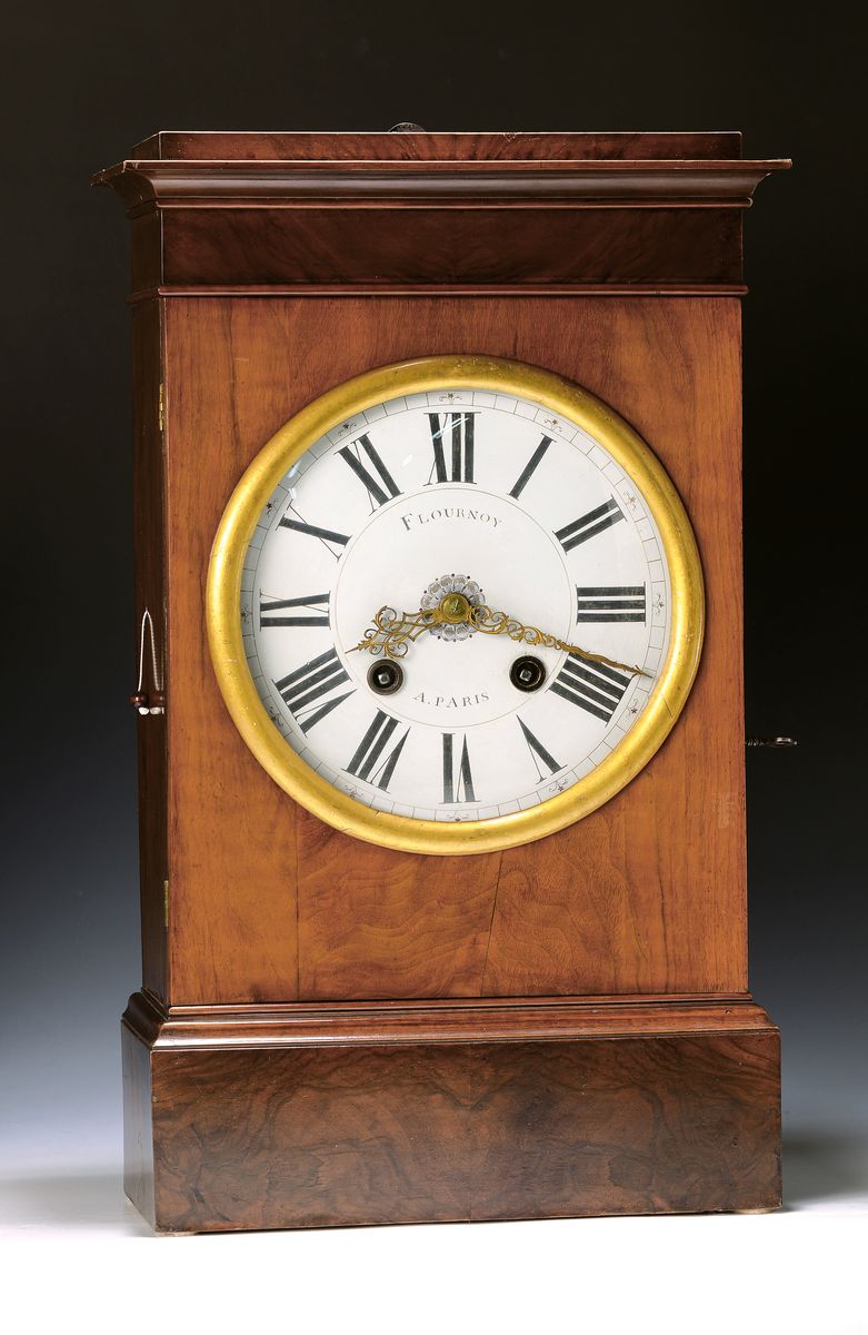 Tischuhr mit Barock-Uhrwerk, Frankreich, um 1760, in späteres Gehäuse eingebaut, Nußbaum furniert, profiliert, spannungsrissig, große verglaste ...