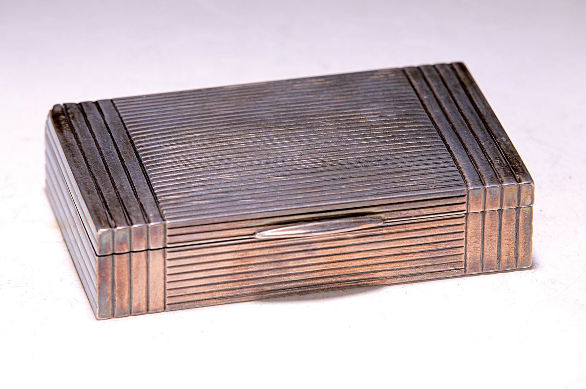 Silber-Deckeldose, Frankreich, A. Aucoc, Paris, mit gerilltem Dekor, innen mit Widmung: R.C.F. 19. Novembre 1942, ca. 300 g, verbeult, ca. 3 x 13 x 8 ...