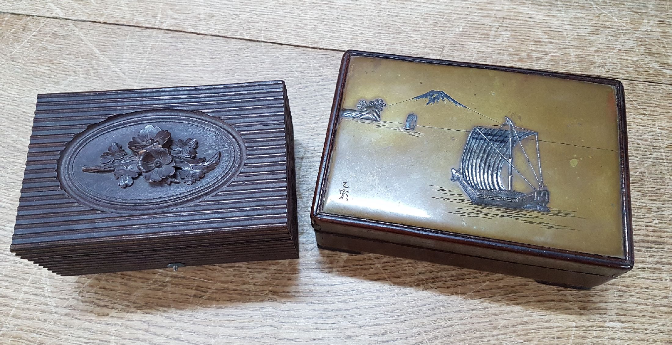 Detail b: Walzenspieluhr, um 1900, Japan, Mahagonigehäuse, Einsatz, patinierte Platte mit Seelandschaft, Segelbooten und Fuji im Hintergrund, Kamm mit 72 ...