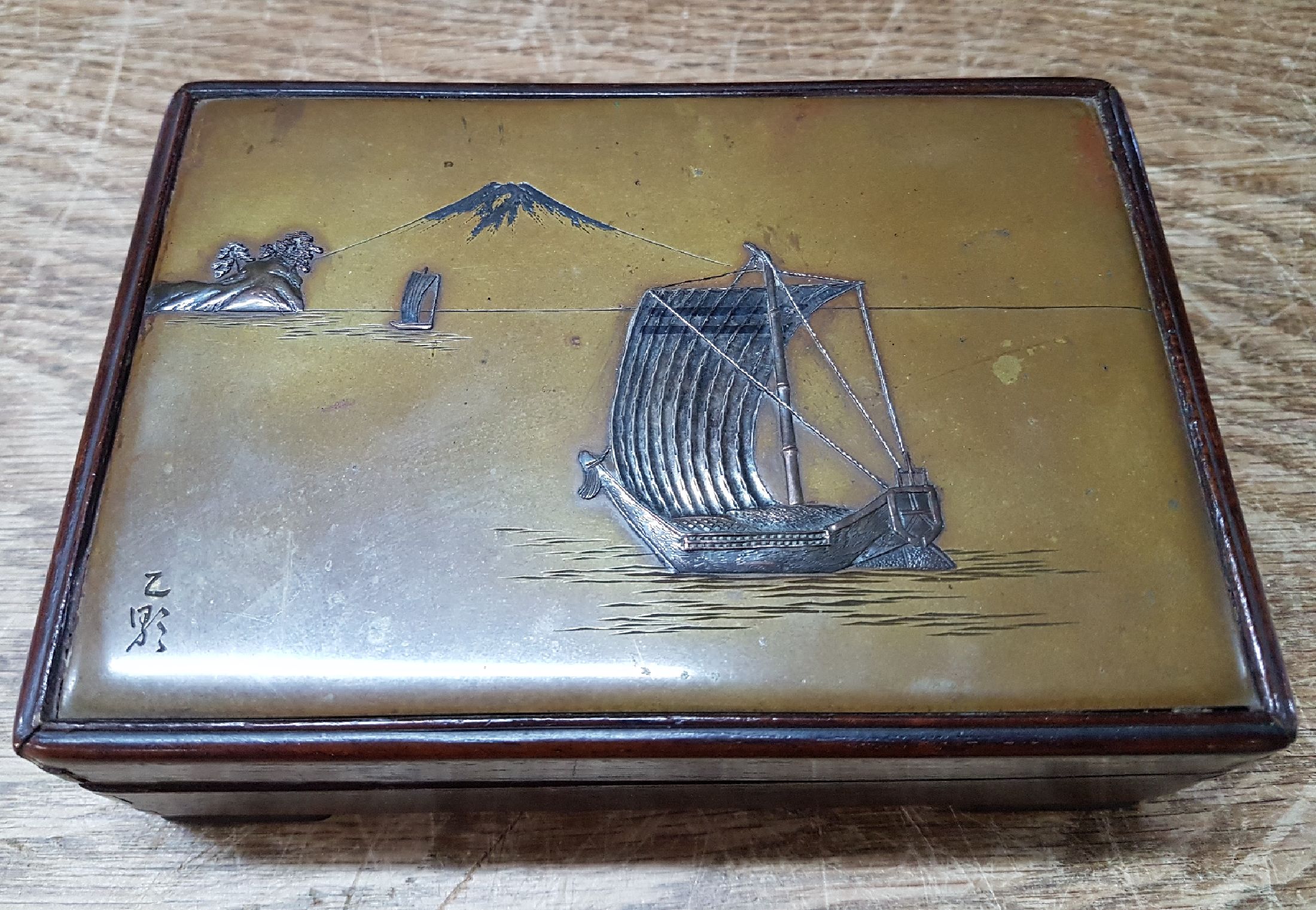 Detail g: Walzenspieluhr, um 1900, Japan, Mahagonigehäuse, Einsatz, patinierte Platte mit Seelandschaft, Segelbooten und Fuji im Hintergrund, Kamm mit 72 ...