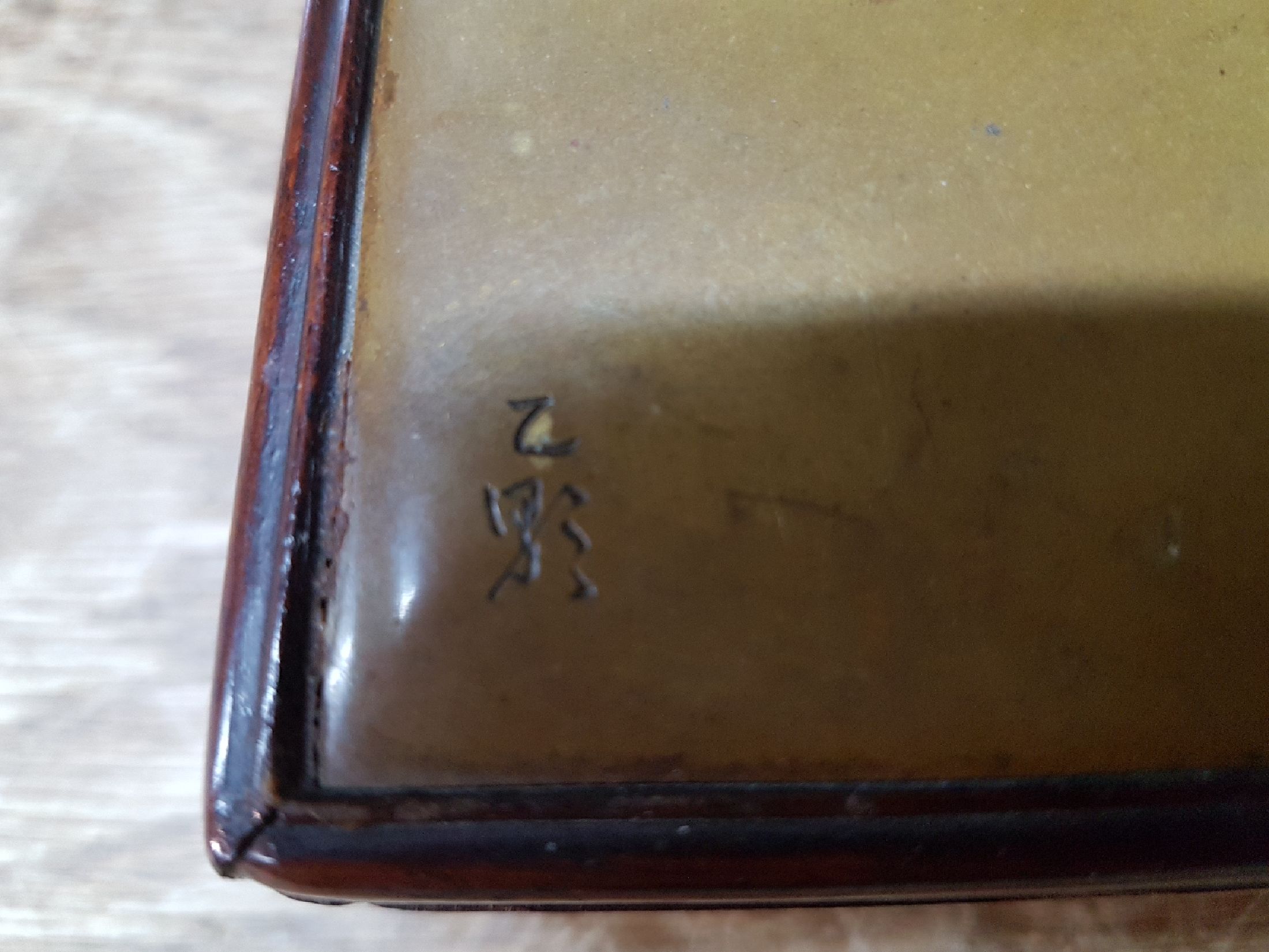 Detail h: Walzenspieluhr, um 1900, Japan, Mahagonigehäuse, Einsatz, patinierte Platte mit Seelandschaft, Segelbooten und Fuji im Hintergrund, Kamm mit 72 ...