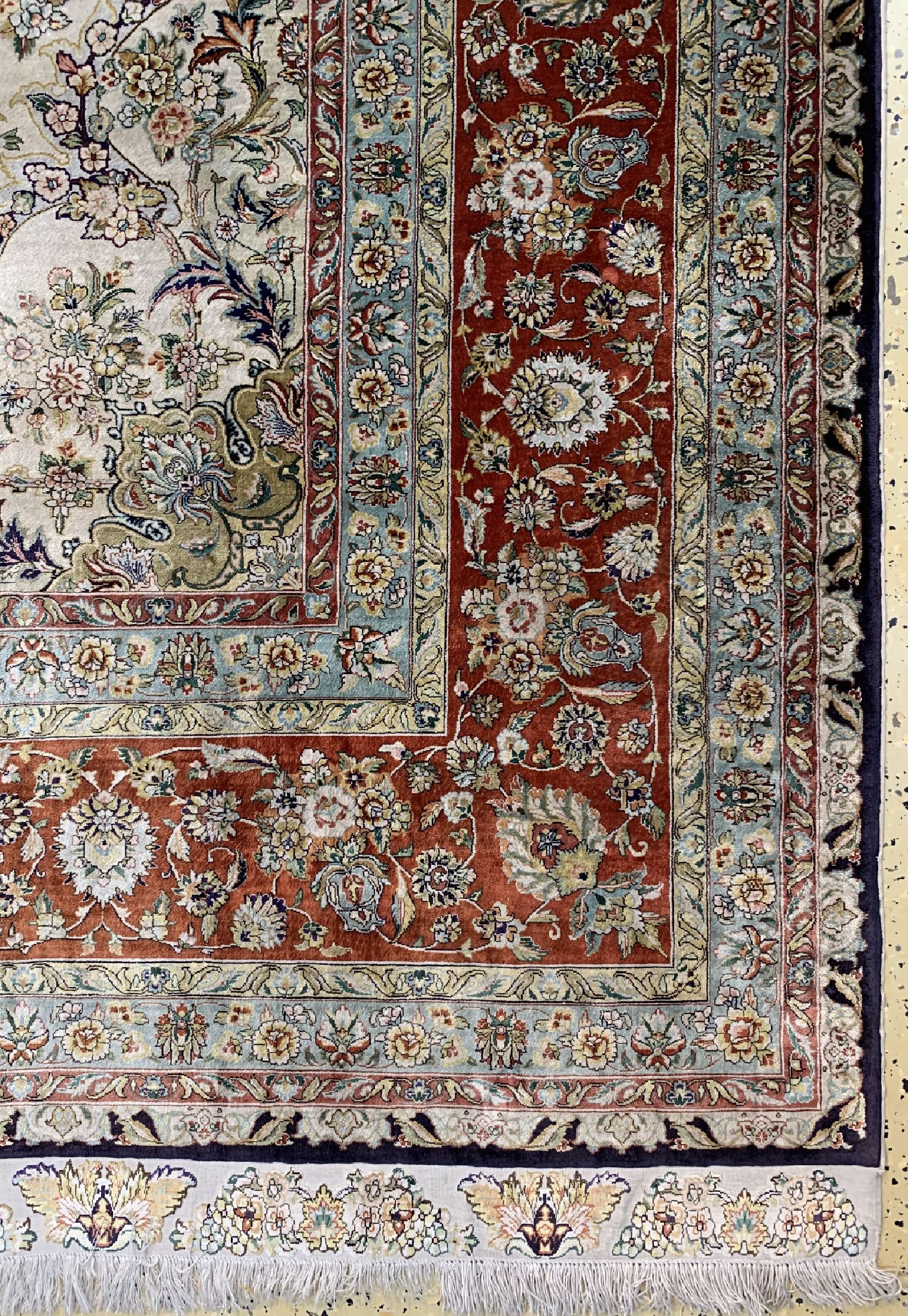 Detail a: Seiden Täbriz fein, China, ca. 50 Jahre, reine Naturseide, ca. 370 x 278 cm, ca. 1,0 Mio. Kn/qm, Reinigungsbedürftig, EHZ: 2