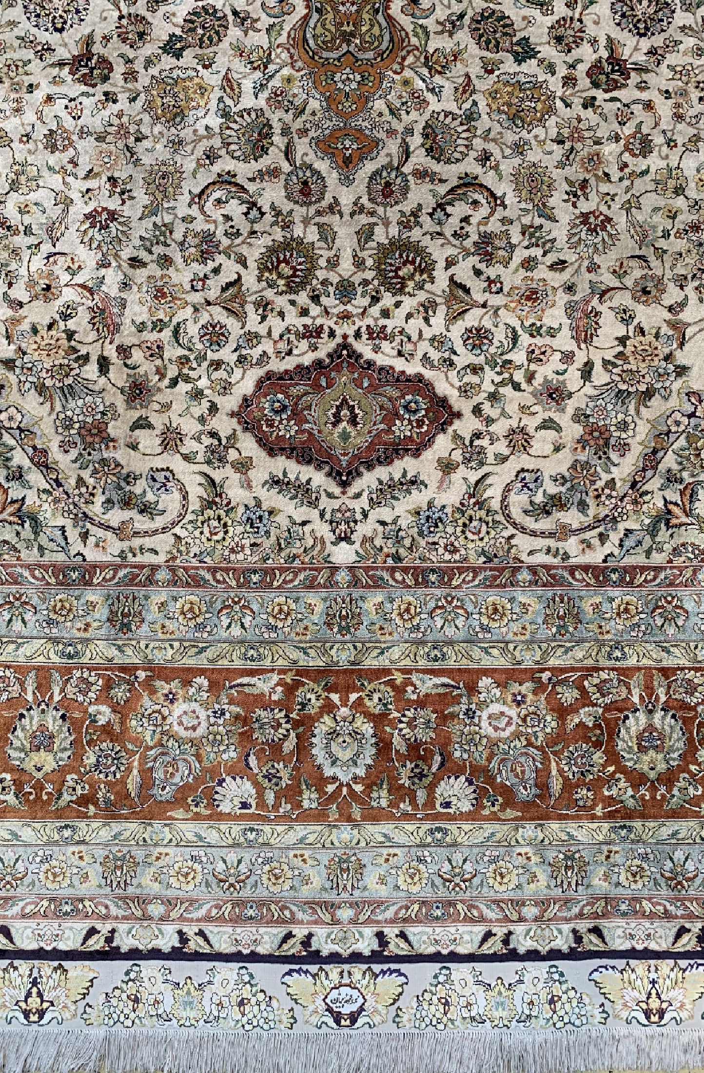 Detail b: Seiden Täbriz fein, China, ca. 50 Jahre, reine Naturseide, ca. 370 x 278 cm, ca. 1,0 Mio. Kn/qm, Reinigungsbedürftig, EHZ: 2