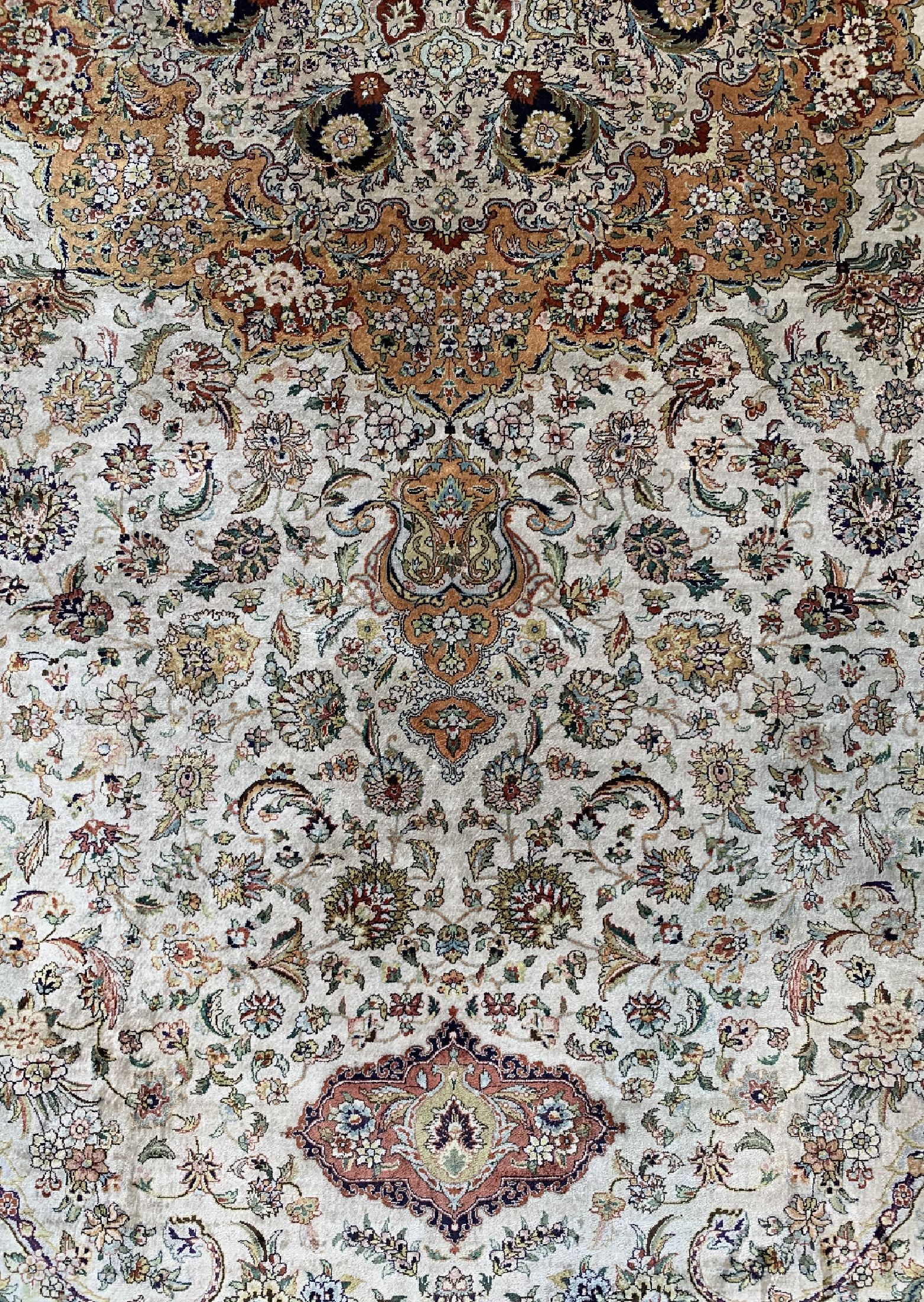 Detail c: Seiden Täbriz fein, China, ca. 50 Jahre, reine Naturseide, ca. 370 x 278 cm, ca. 1,0 Mio. Kn/qm, Reinigungsbedürftig, EHZ: 2