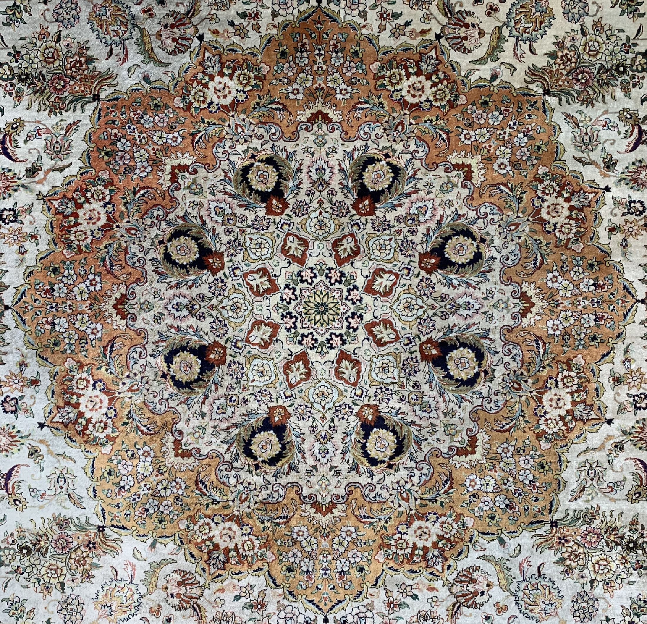 Detail d: Seiden Täbriz fein, China, ca. 50 Jahre, reine Naturseide, ca. 370 x 278 cm, ca. 1,0 Mio. Kn/qm, Reinigungsbedürftig, EHZ: 2