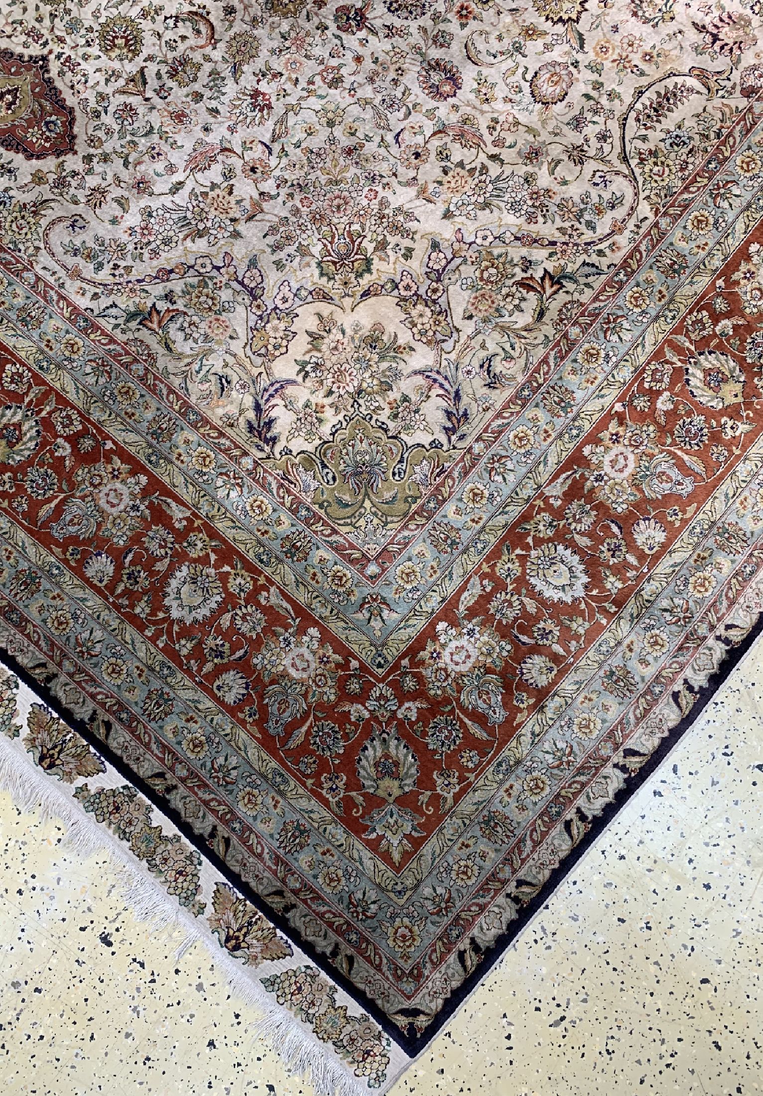 Detail e: Seiden Täbriz fein, China, ca. 50 Jahre, reine Naturseide, ca. 370 x 278 cm, ca. 1,0 Mio. Kn/qm, Reinigungsbedürftig, EHZ: 2