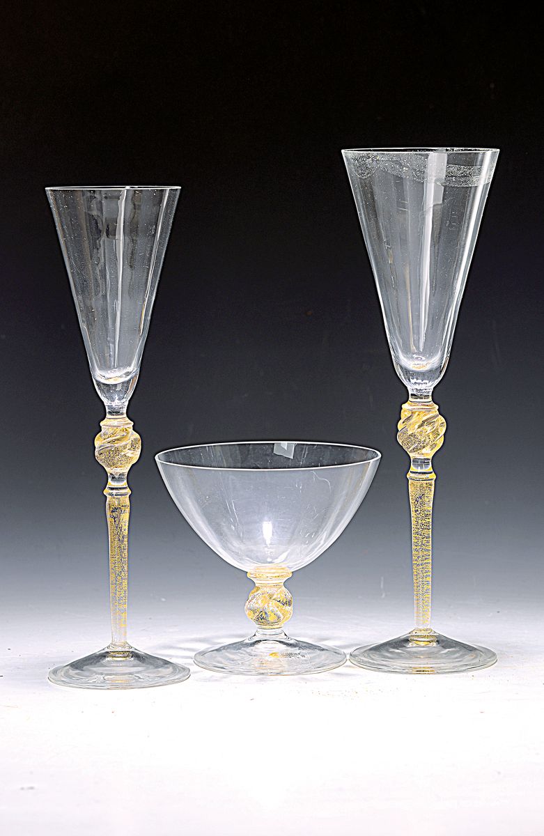 Zweiundreissig Trinkgläser, Cenedese & Albarelli, Murano, 20.Jh., farbloses Glas, Schaft und gedrehter Nodus mit Goldstaub -Einpuderungen, 8 ...