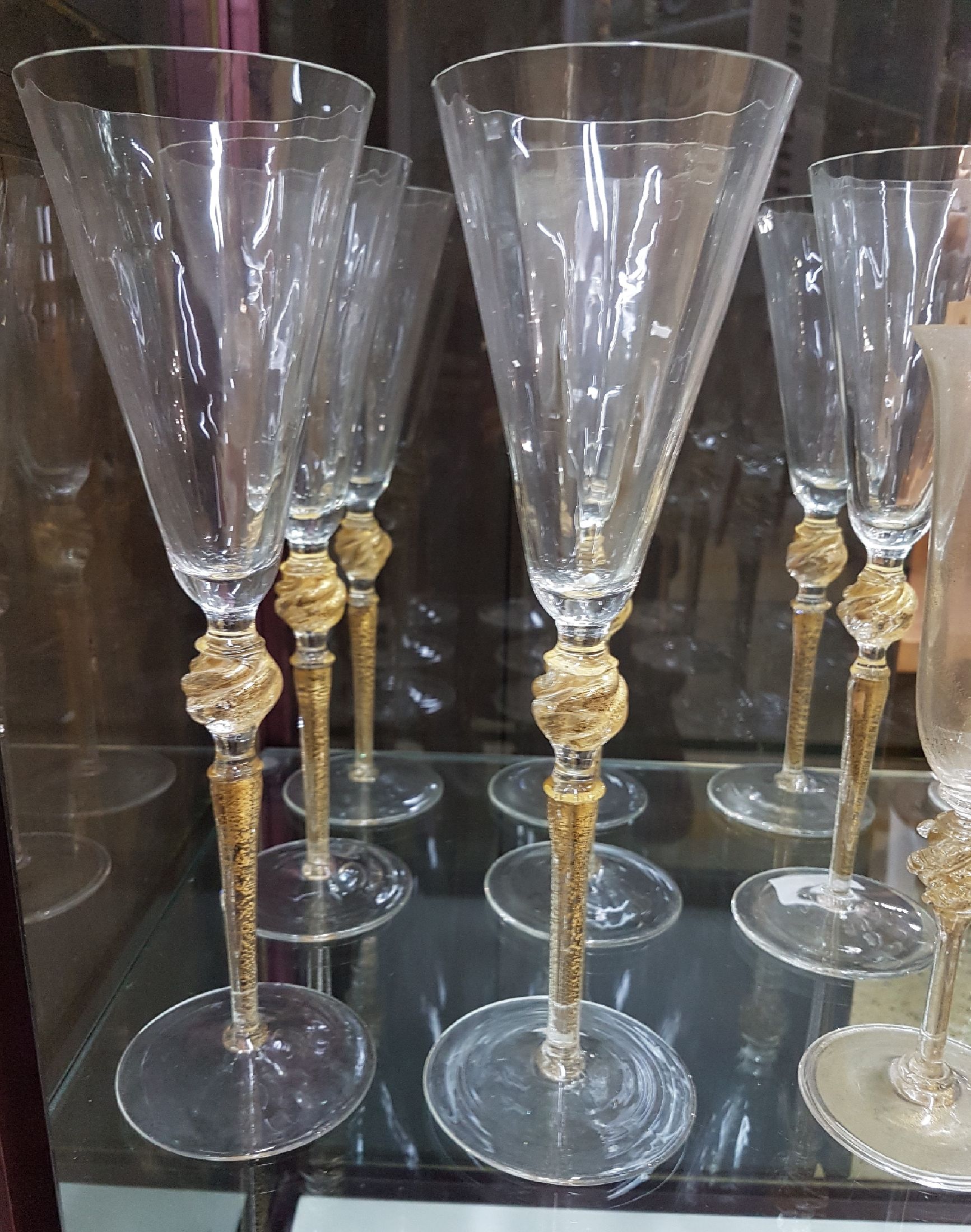 Detail a: Zweiundreissig Trinkgläser, Cenedese & Albarelli, Murano, 20.Jh., farbloses Glas, Schaft und gedrehter Nodus mit Goldstaub -Einpuderungen, 8 ...