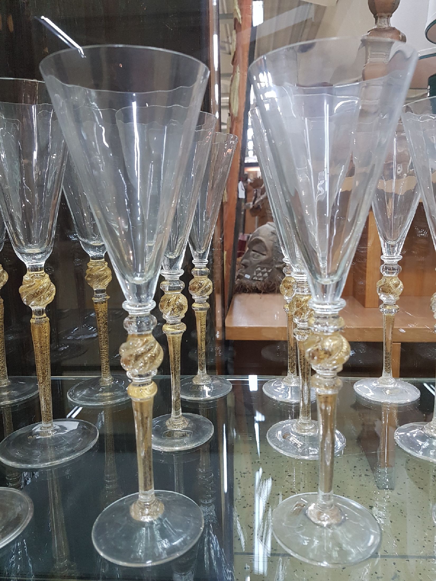 Detail c: Zweiundreissig Trinkgläser, Cenedese & Albarelli, Murano, 20.Jh., farbloses Glas, Schaft und gedrehter Nodus mit Goldstaub -Einpuderungen, 8 ...