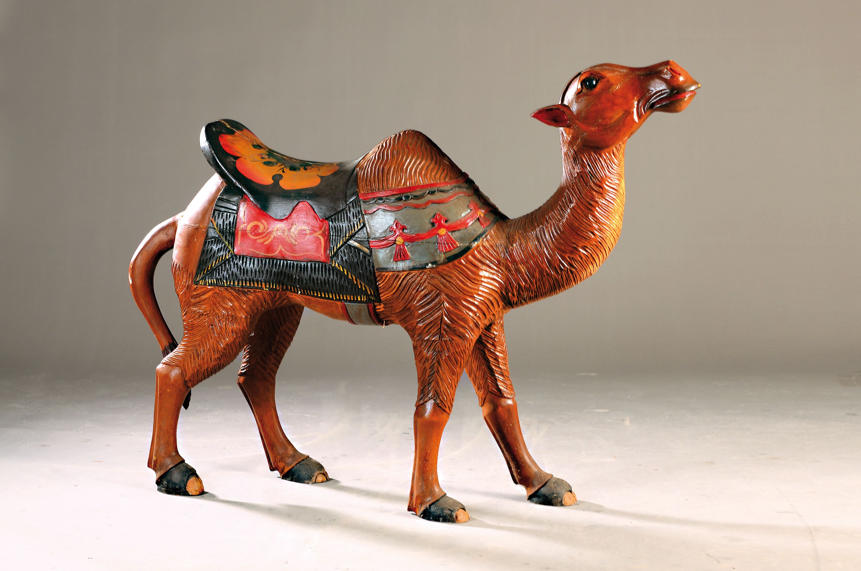 Karussell-Figur, Kamel, 70er Jahre, Holz, bunt bemalt, ca. 108 x 42 cm, Spannungsrisse auf dem Sattel, Alters- und Gebr.-spuren