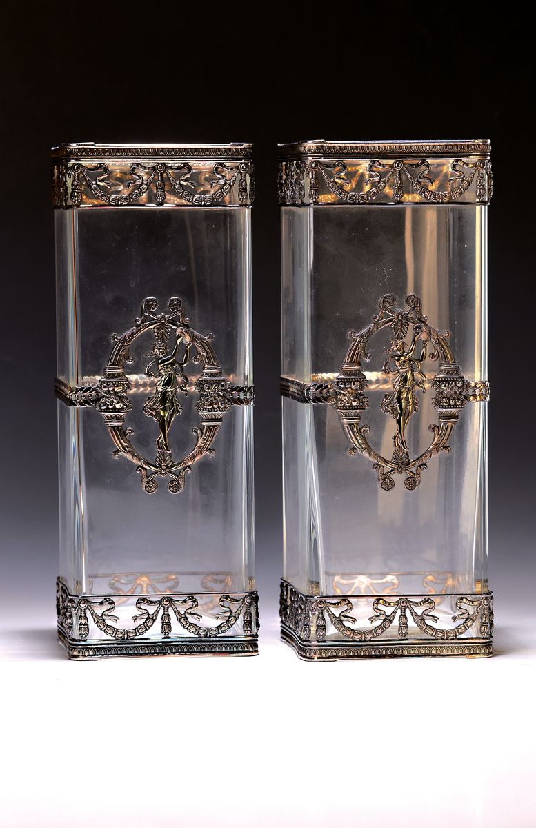 Paar Glasvasen mit Silbermontur, um 1900, farbloses Glas, Montur gemarkt 925er-Silber, Girlanden-Fries, schauseitig mit Kartusche aus Füllhörnern ...