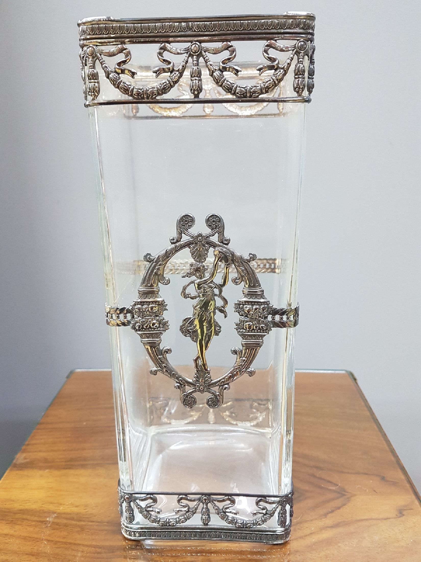 Detail a: Paar Glasvasen mit Silbermontur, um 1900, farbloses Glas, Montur gemarkt 925er-Silber, Girlanden-Fries, schauseitig mit Kartusche aus Füllhörnern ...